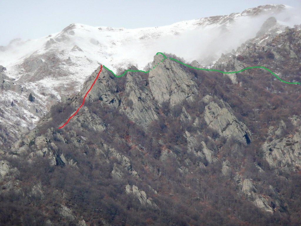 Salita al Dente Occidentale in rosso, discesa dal percorso escursionistico in verde (da foto gennaio 2016)