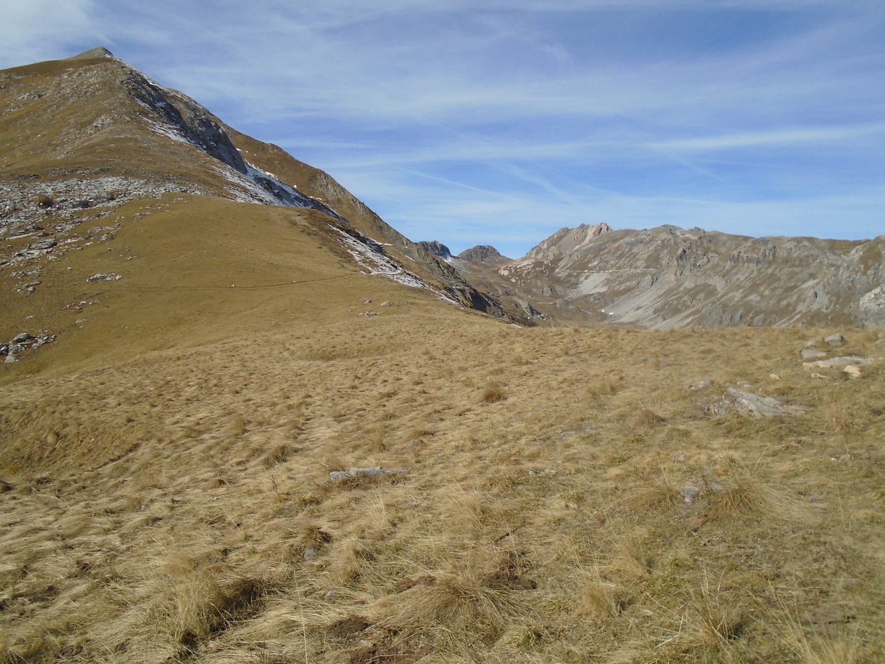 Sulla prima altura: sentiero P46 proveniente dal C.Valcavera visibile al fondo