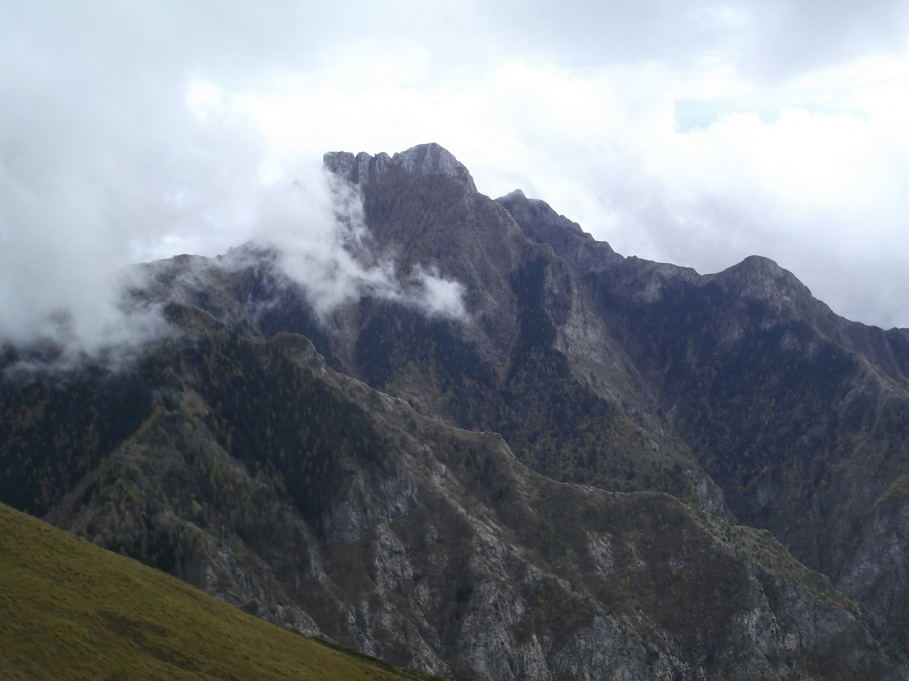 Monte Toraggio che spunta dalle nuvole.