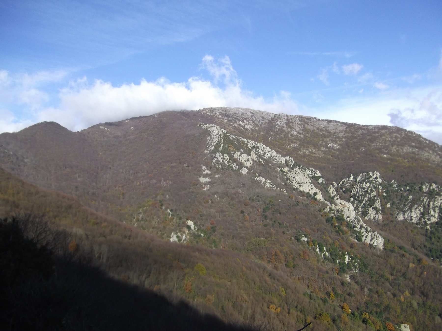 Monte Carmo e al centro dove passa il Sentiero degli Ometti.