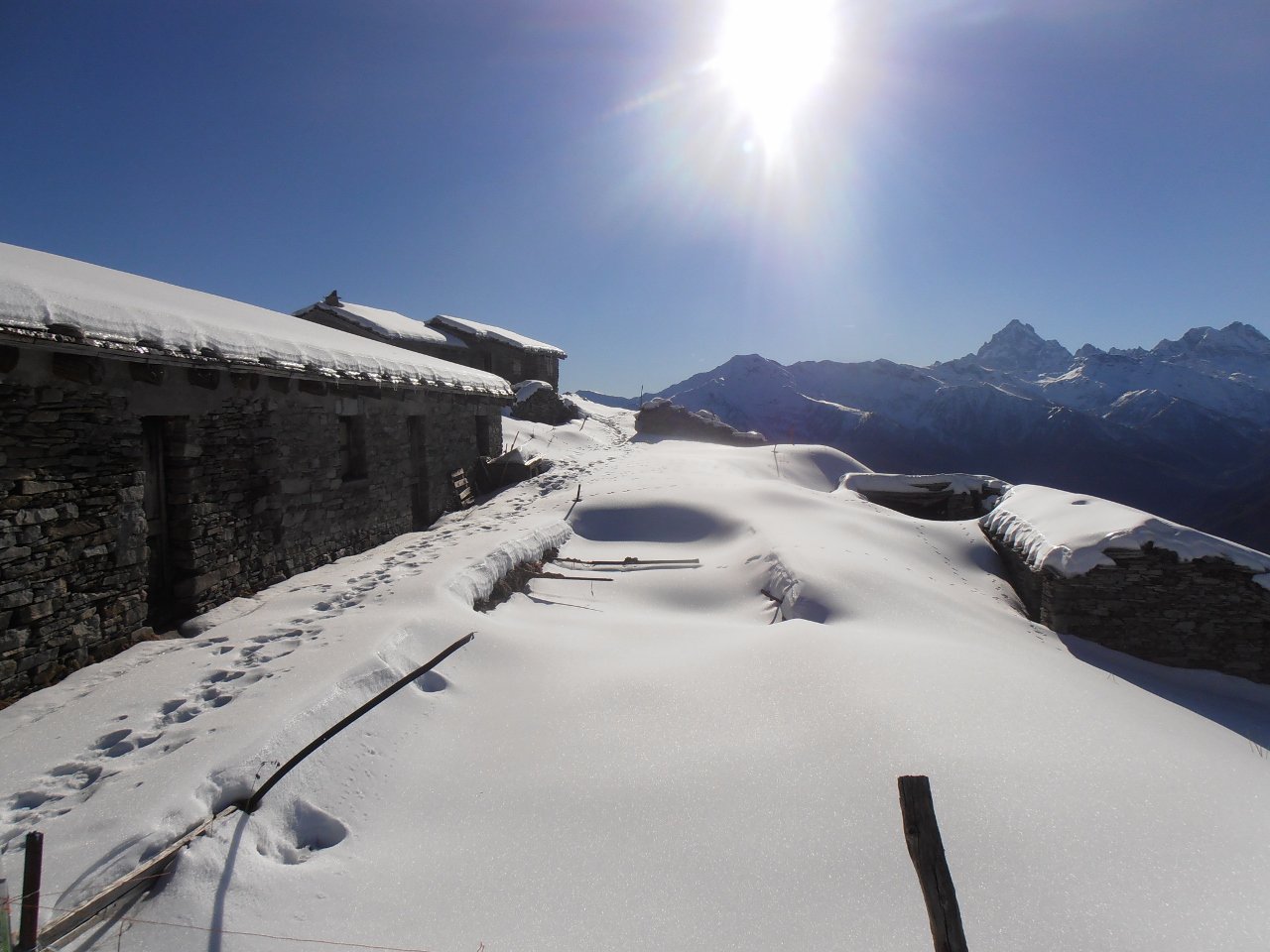 01 -Alpe Caugis e Monviso sullo sfondo