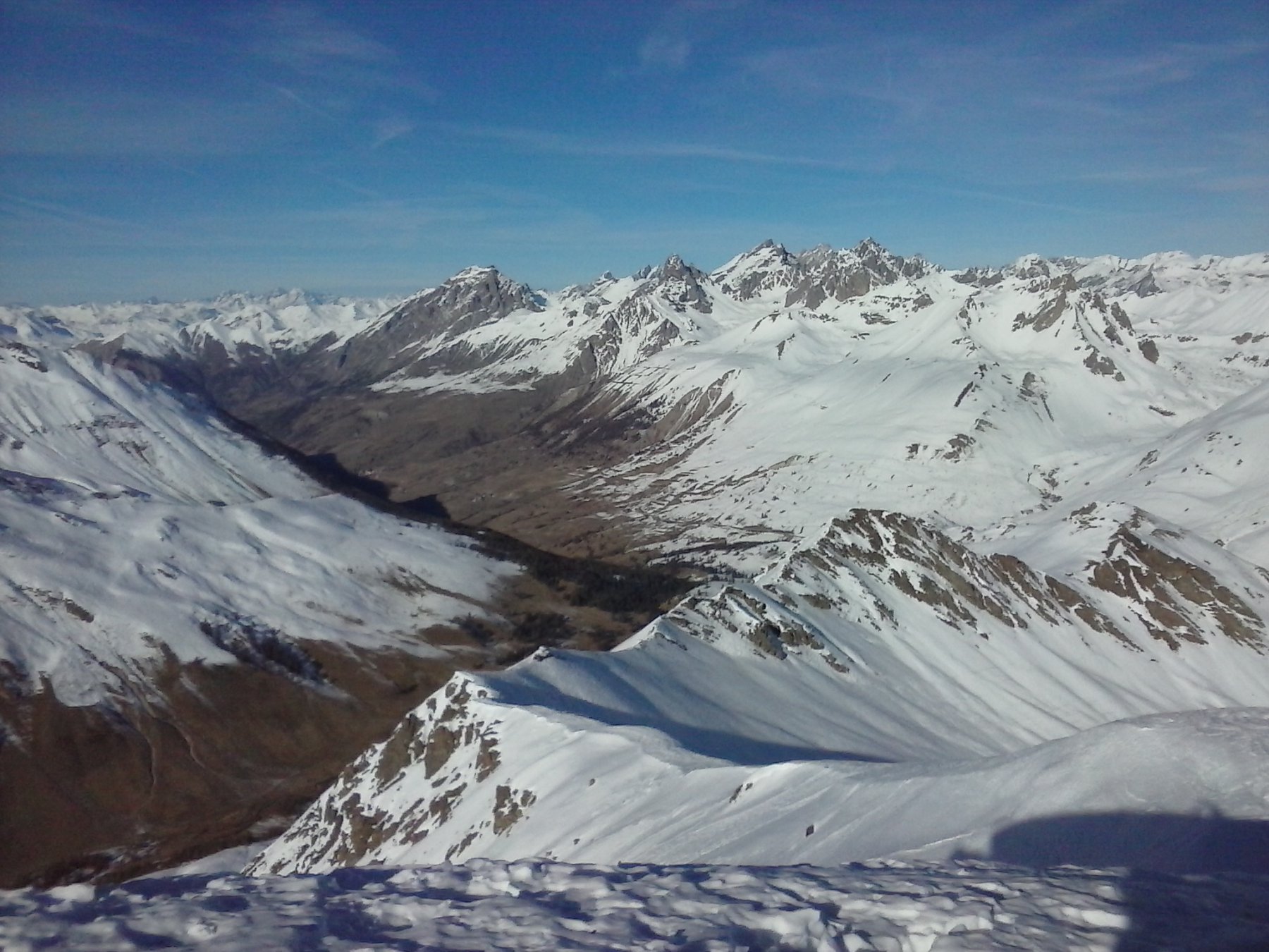 la Val Ubayette senza neve,in basso.
