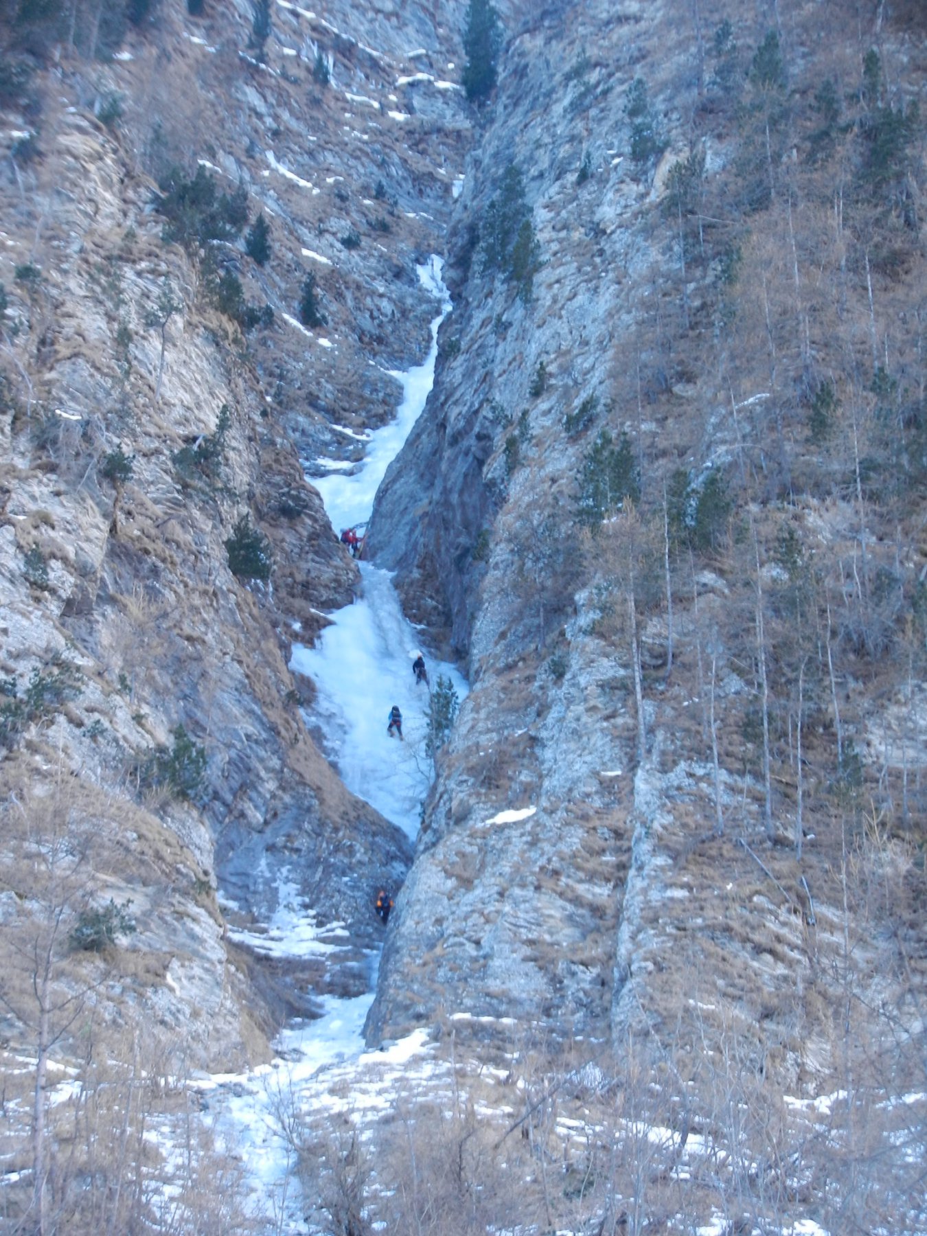 La cascata dal sentiero di avvicinamento: primo e secondo tiro
