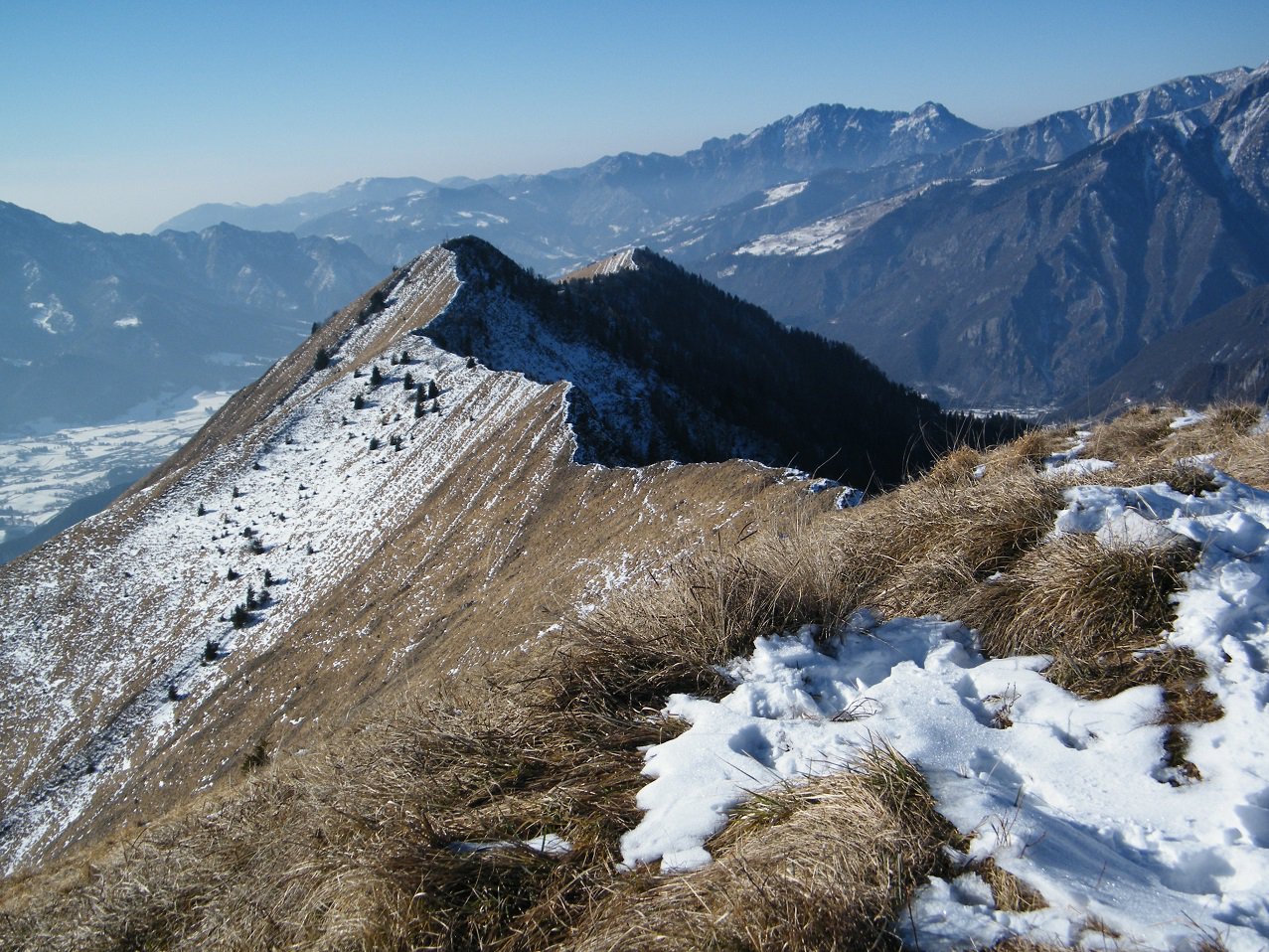 Dal Monte Valsacco la cresta percorsa. In fondo il Monte Paré