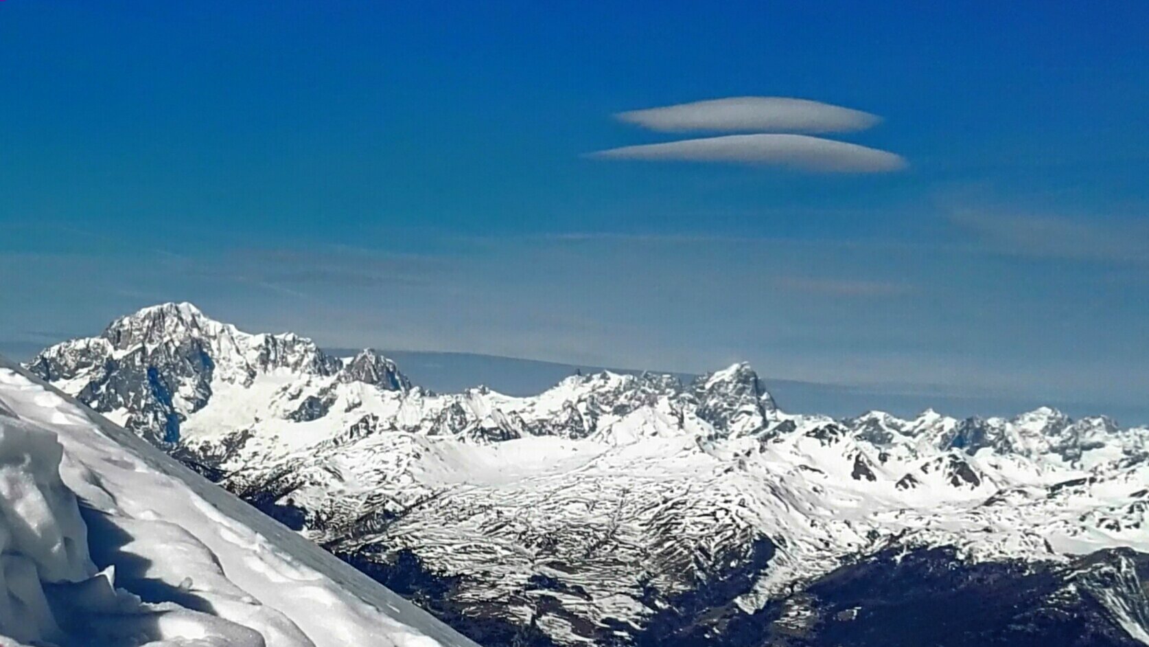 monte Bianco e nuvola UFO
