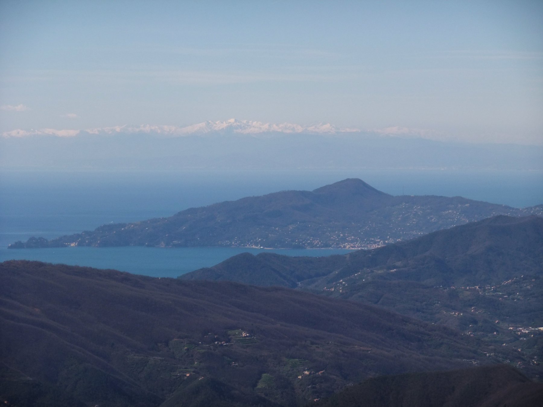 Portofino ed Alpi Liguri dal Monte Porcile