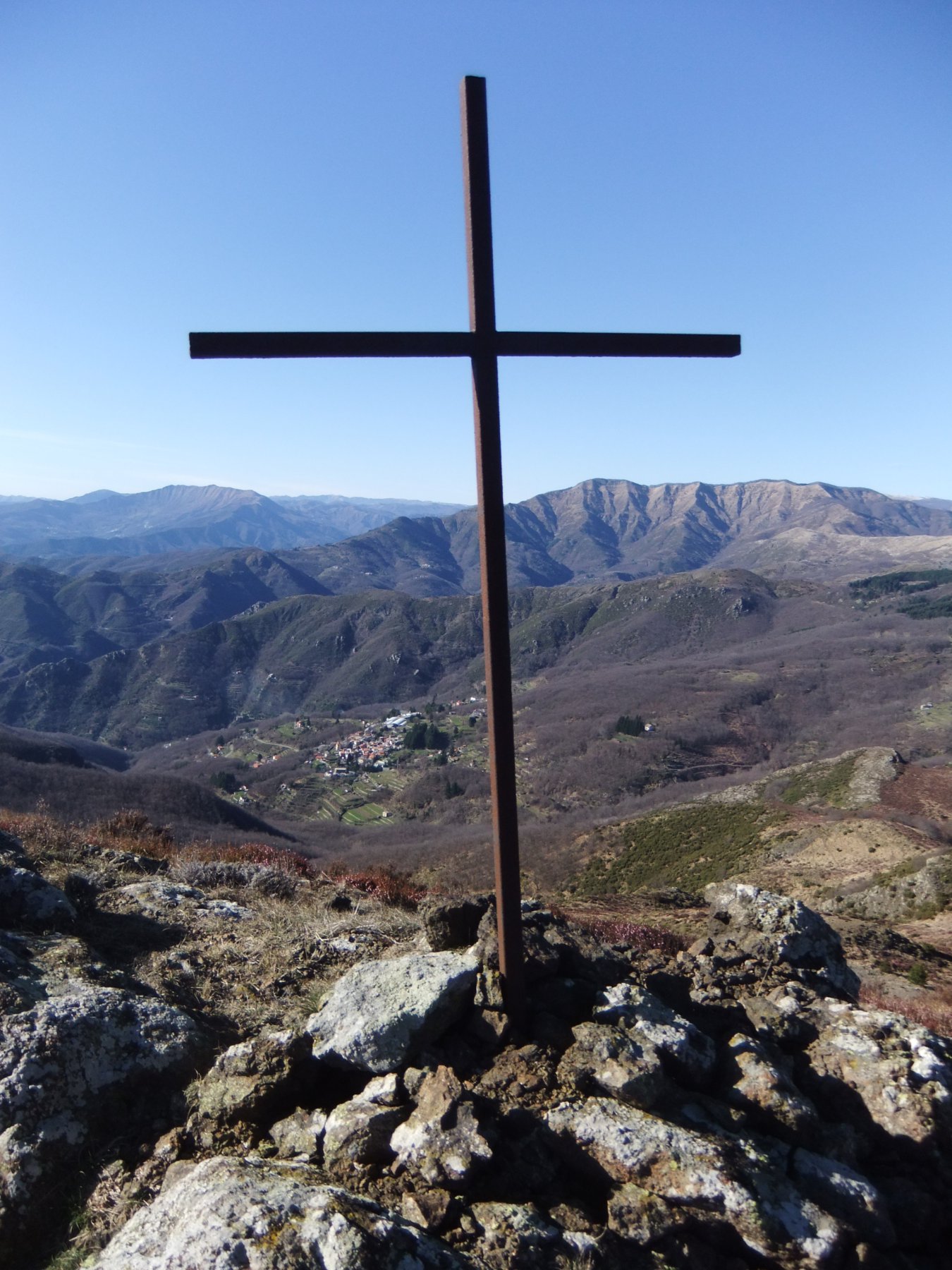 Croce sul crinale ovest del Monte Capra , sopra Statale