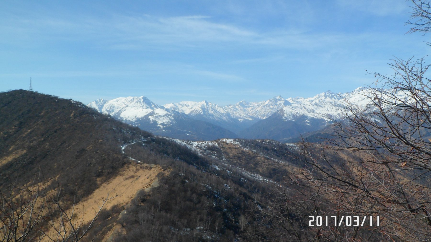 Panorama dal monte Corno, la neve evidenzia la sterrata percorsa