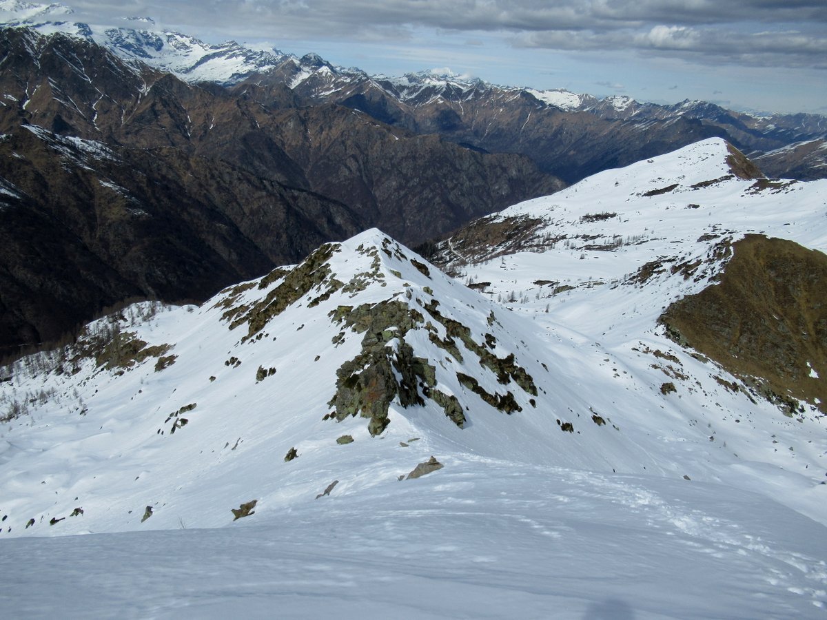 Cresta N e anticima q. 2090, in basso a dx Bocchetta dei Fornei, poi Punta Scalaccia, in fondo Monte Bo di Valsesia