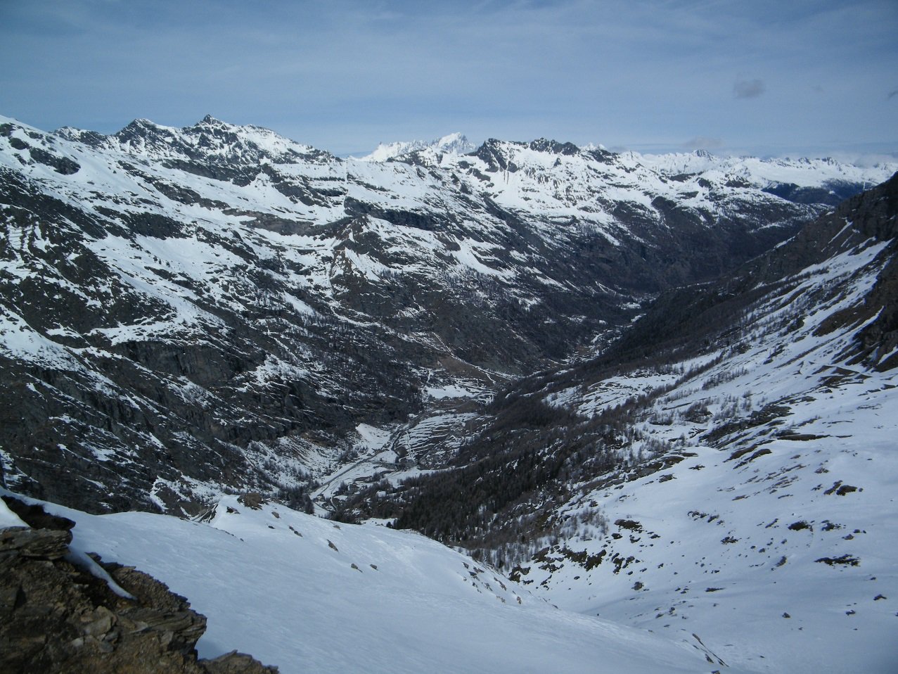 Panorama verso valle dal colletto sotto la vetta. Sullo sfondo Dente e Jorasses.