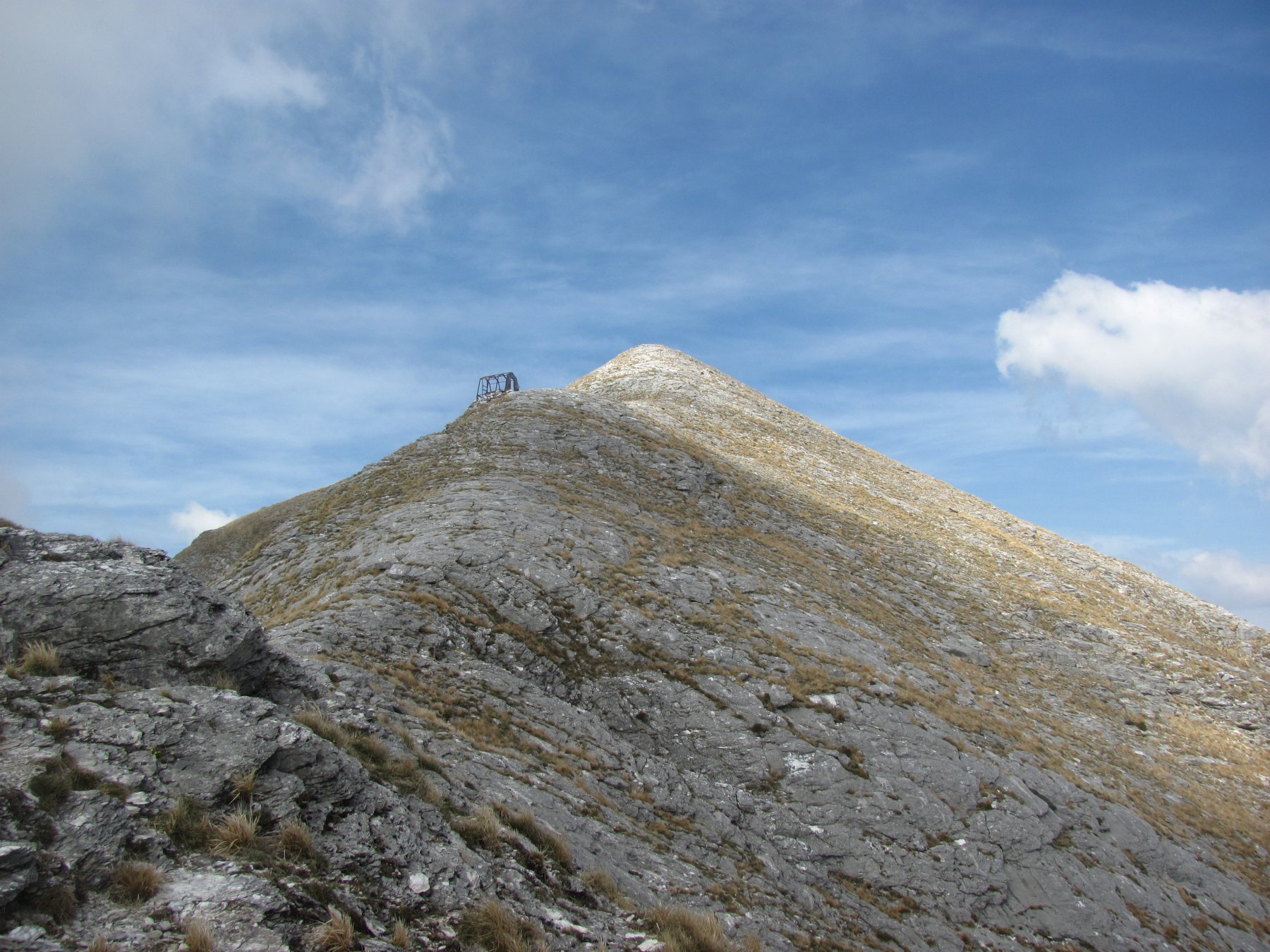 la cresta est da percorrere in discesa (con l'ex bivacco Lusa-Lanzoni, dolosamente distrutto nel 1994)