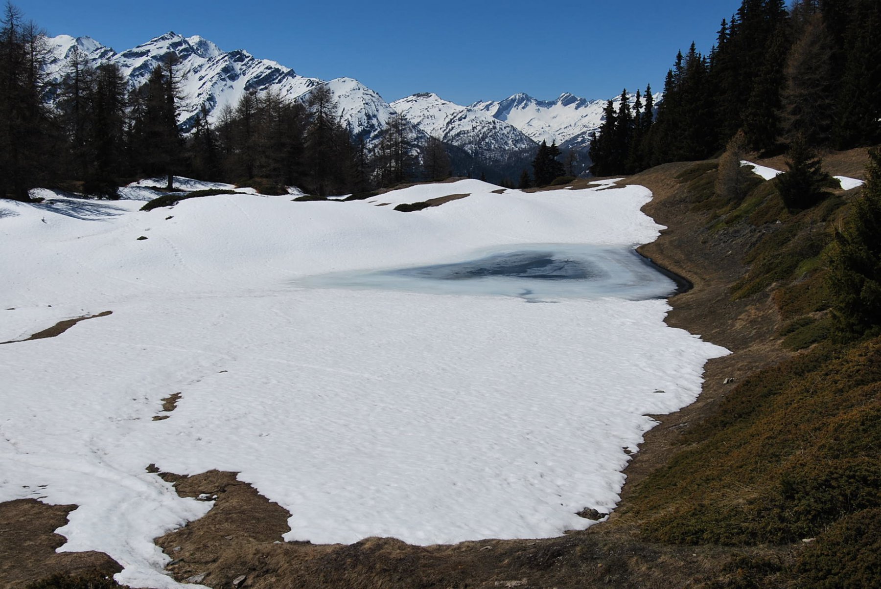 Il laghetto di Les Ors in fase di disgelo