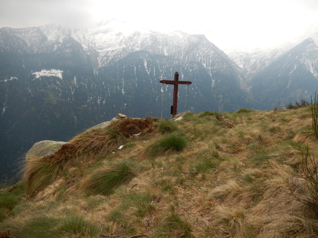 La croce in legno che preannuncia la meta. La croce è visibile anche da Canfinello.
