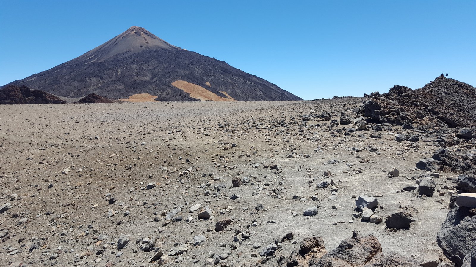 Spianata di vetta del Pico Sur, Teide sullo sfondo, a dx la prima punta del Pico Sur