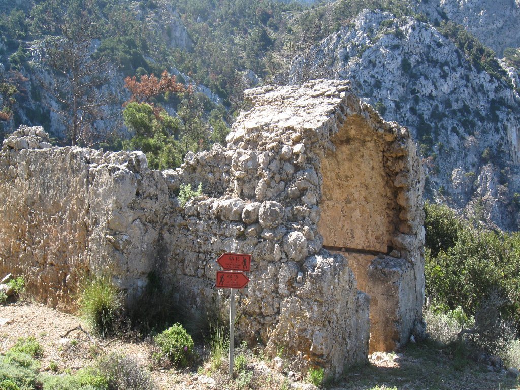 ruderi chiesetta con affreschi Aghios Andreas e segnavia