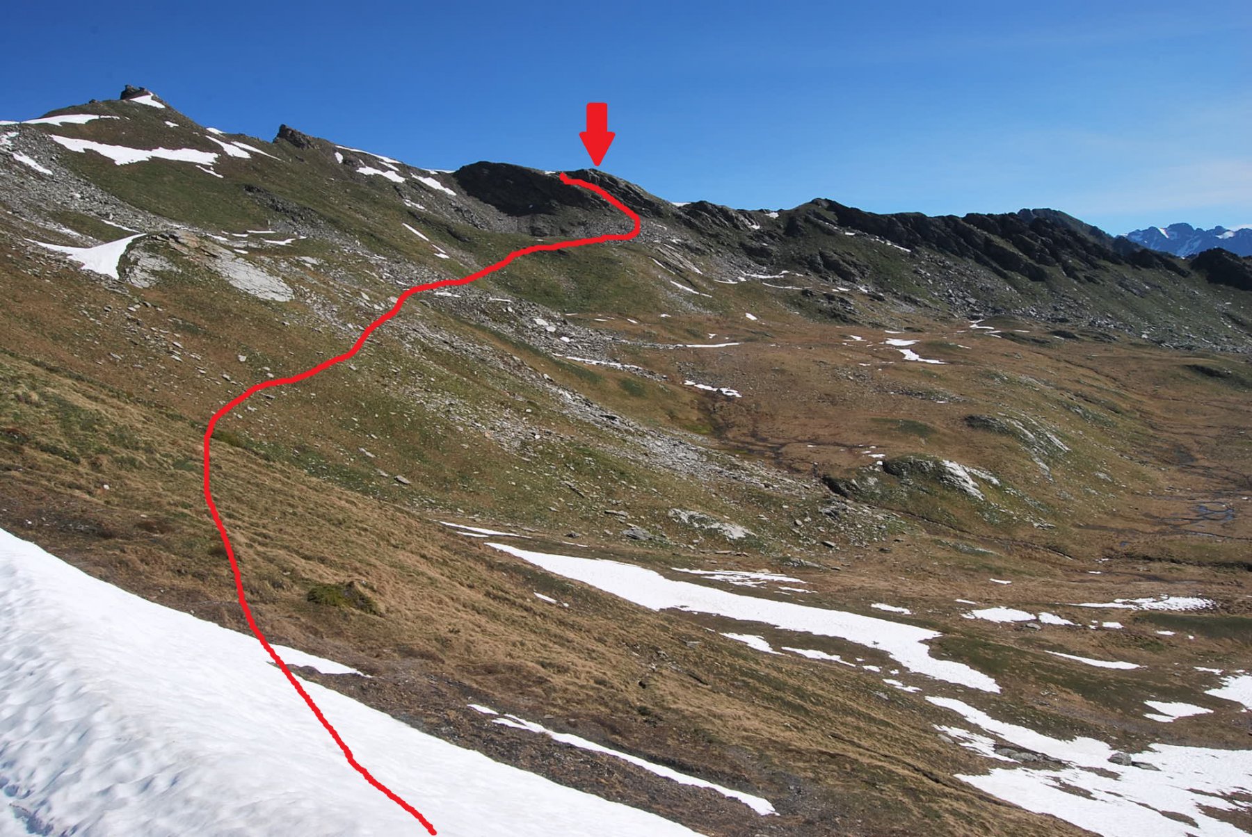 Dal Col Fetita: la cresta di Dzioule, il promontorio a cui puntare (freccia) ed il percorso  