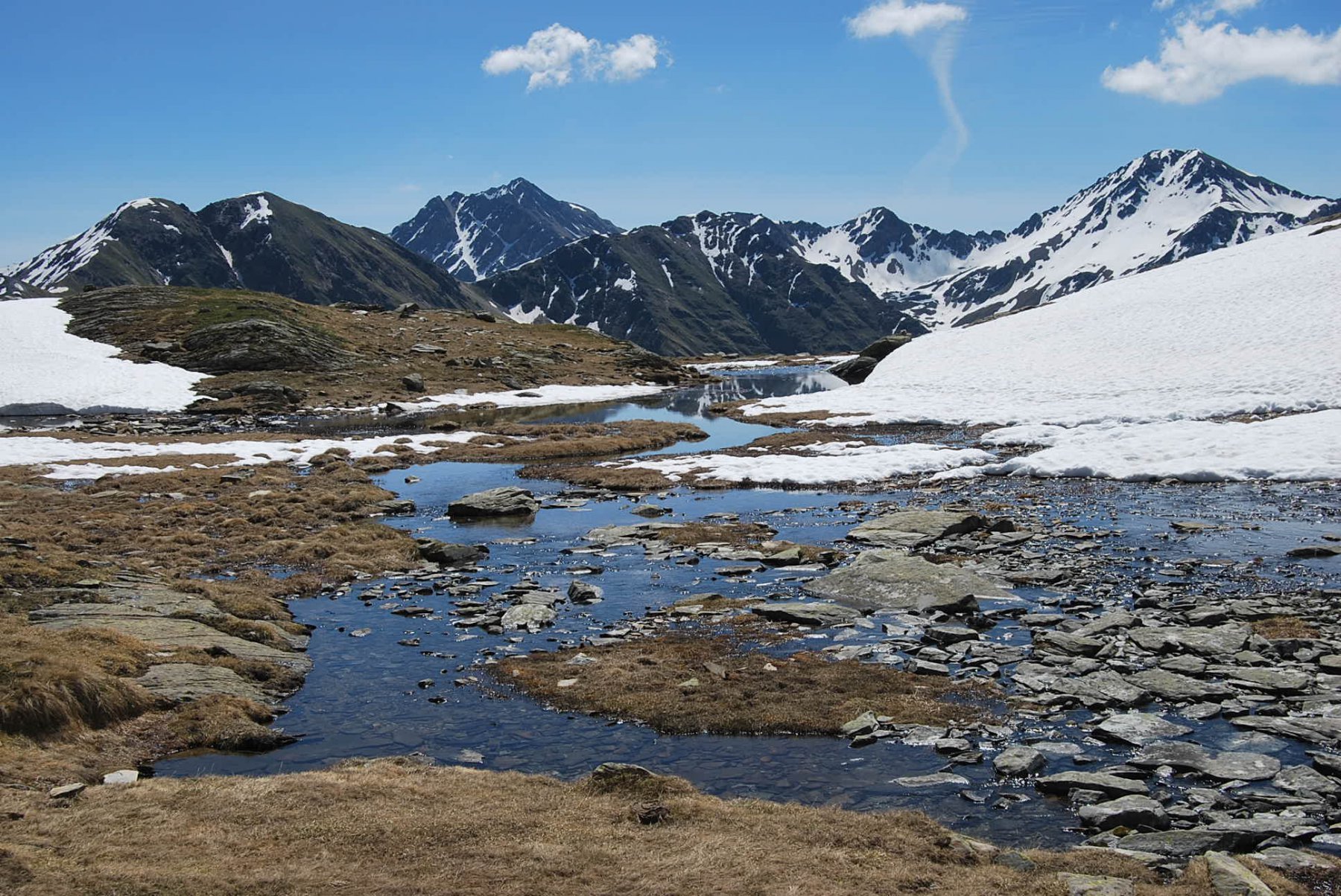 L’emissario dei Laghi di Dzioule e, da sinistra a destra: Mt. Flassin, Mt. Fallere, Mt. Vertosan e Monte Rosso