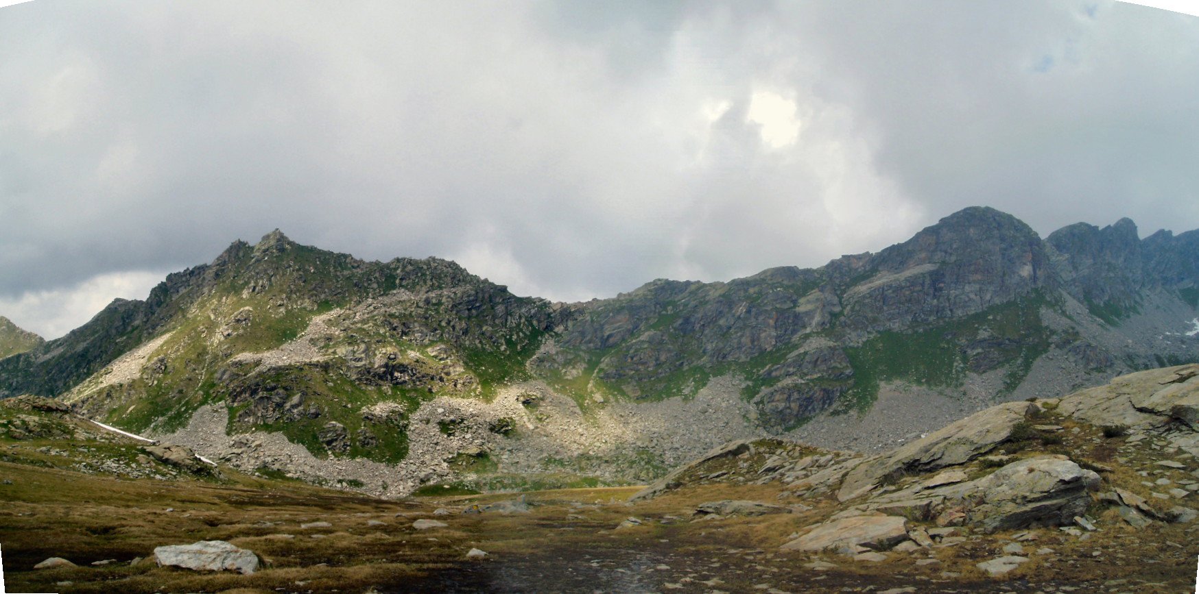 Passo del Maccagno, al centro della foto,  dal Col Lazoney.l Col Lazoney