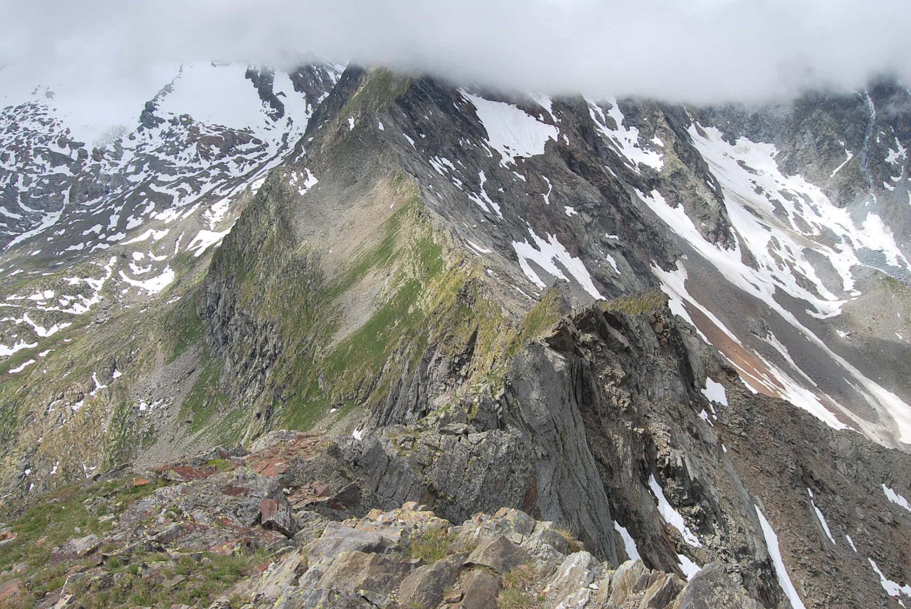 La cresta, per niente agevole, che dalla vetta scende al Col Paramont e poi al Mont Pit.  Mont Paramont nascosto anche lui