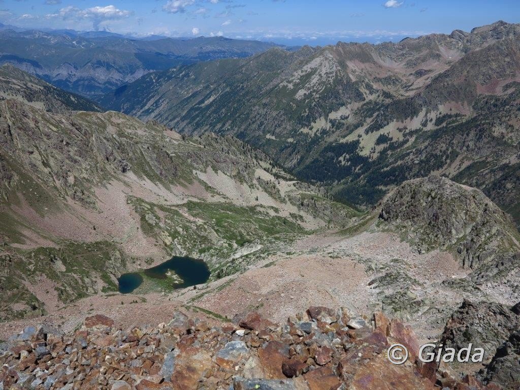 I laghi d'Orgials e parte del percorso visto dalla seconda elevazione della Cima della Lombarda
