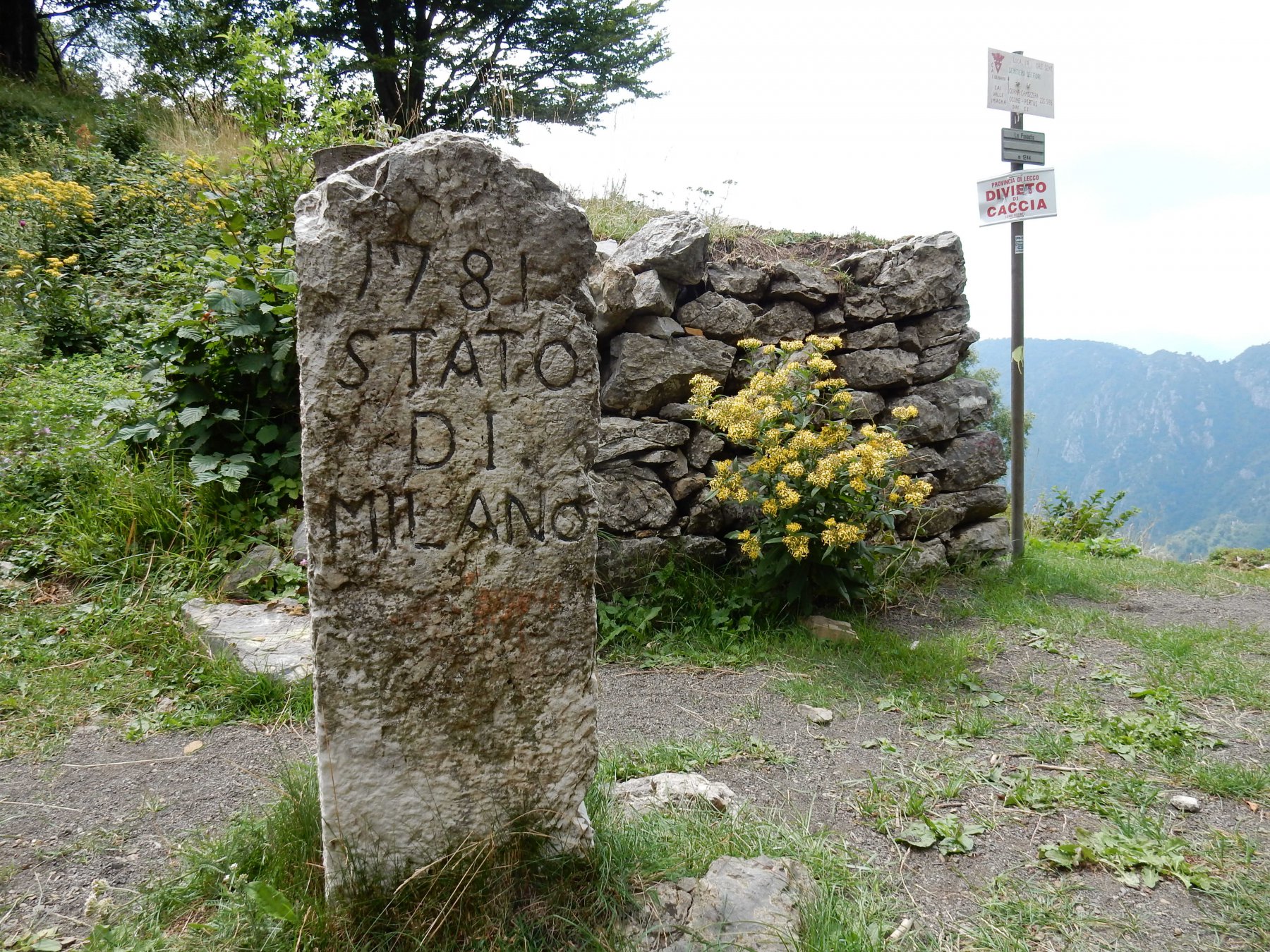 La Passata 1244mt. con cippo confinante in pietra datato 1781 che delimitava il confine tra il territorio di Venezia e Milano.