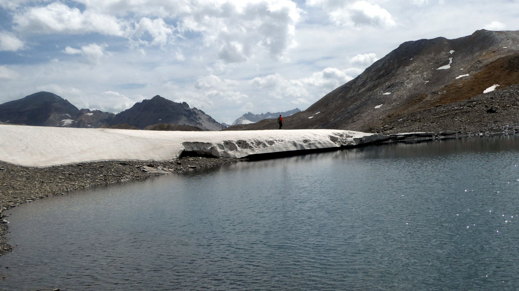 al lago inferiore con ancora residui di neve