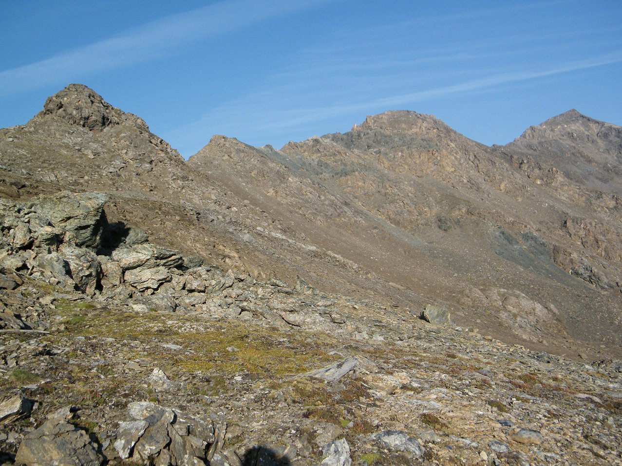 La cresta, fino alla Penne Blanche, vista dal Passo.