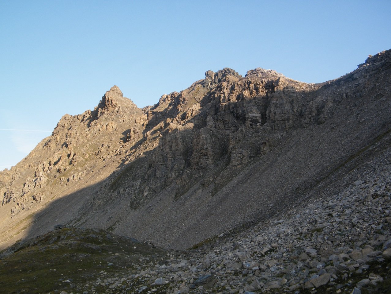 Prime elevazioni della cresta viste da sotto il Passo.