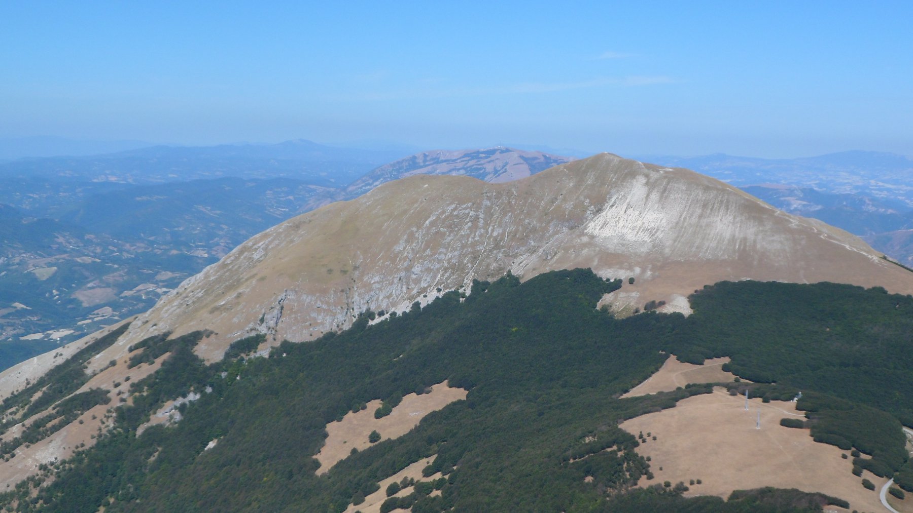 Il monte Acuto visto dal monte Catria