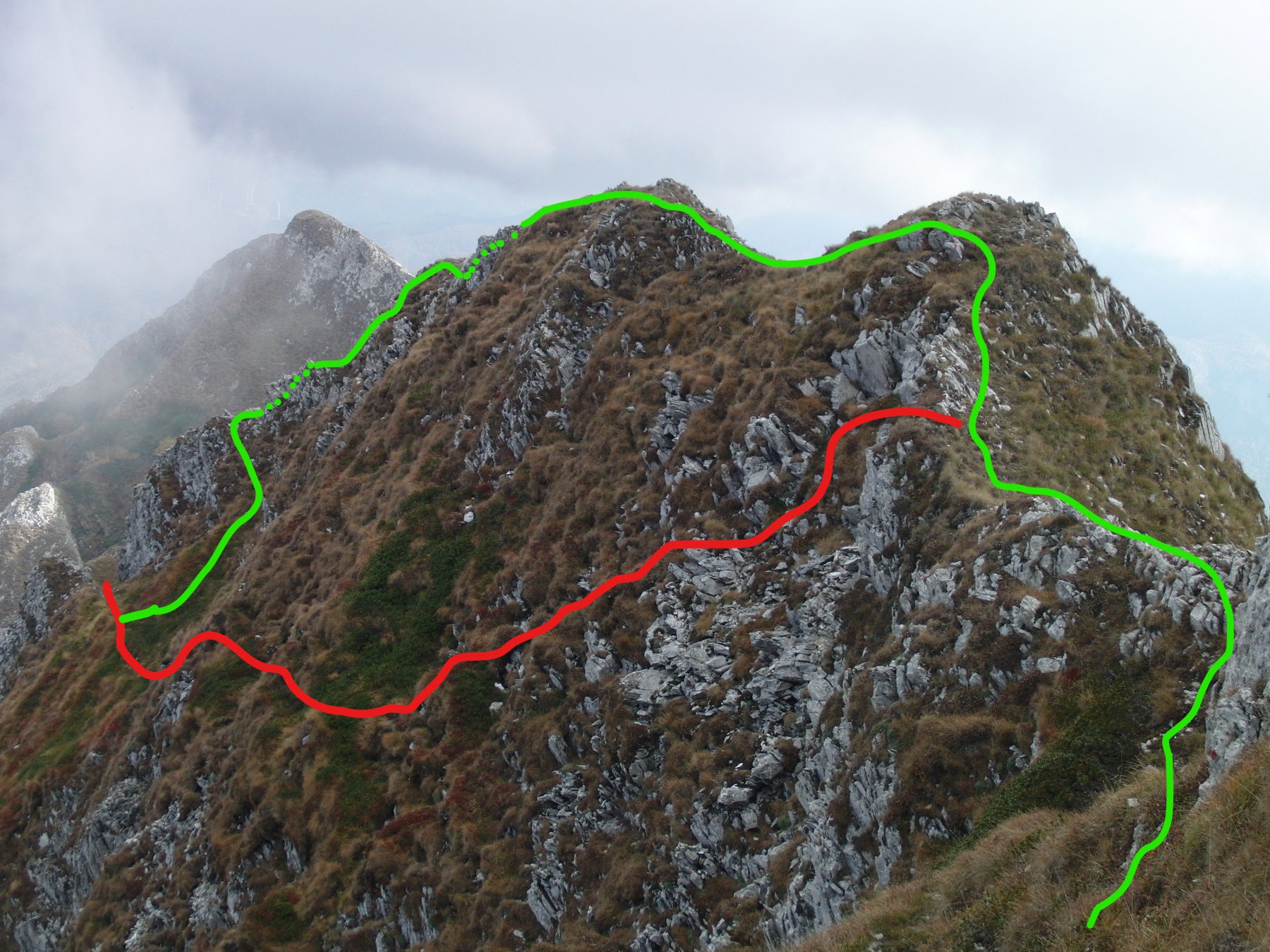 Itinerario consigliato (Verde), e segnato (Rosso). Vista in direzione Est, dalla lapide rotta.