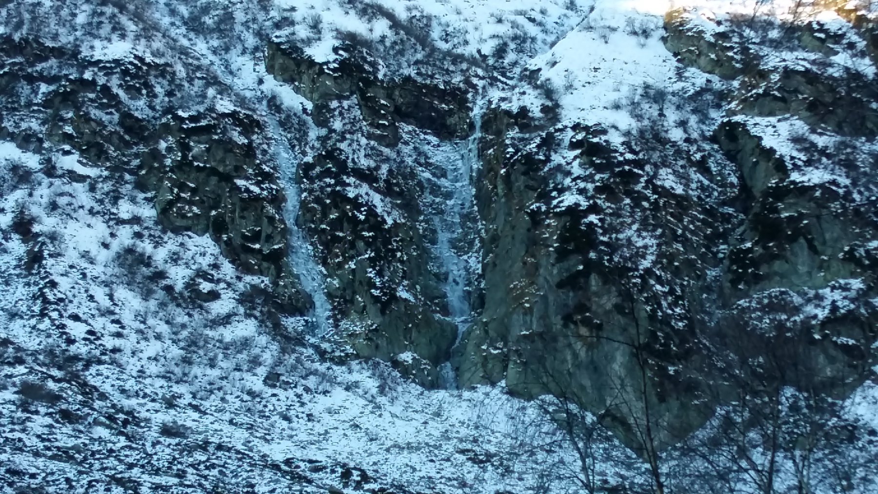 due belle cascate in formazione a fondo valle , sotto il colle Irogna.