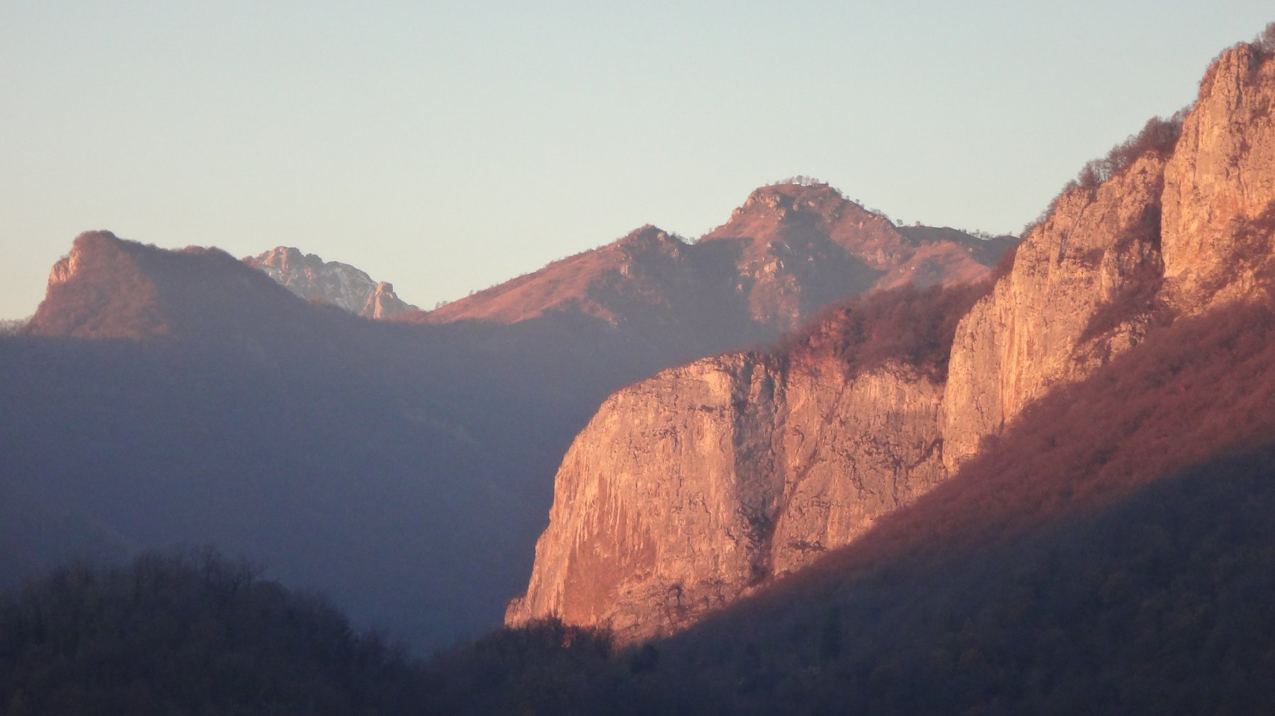 tramonto sulle rosse pareti del Monte Sopracorna