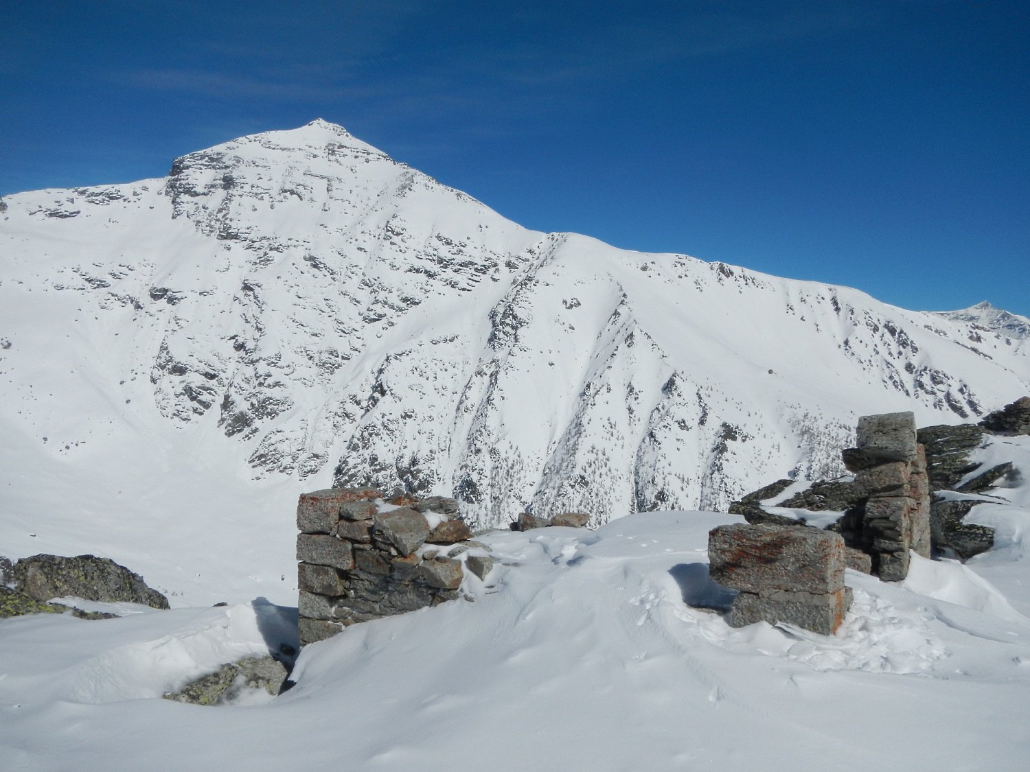 versante SO del Monte Niblè: nel 1983 Stefano De Benedetti apriva uno dei primi importanti itinerari di sci ripido!