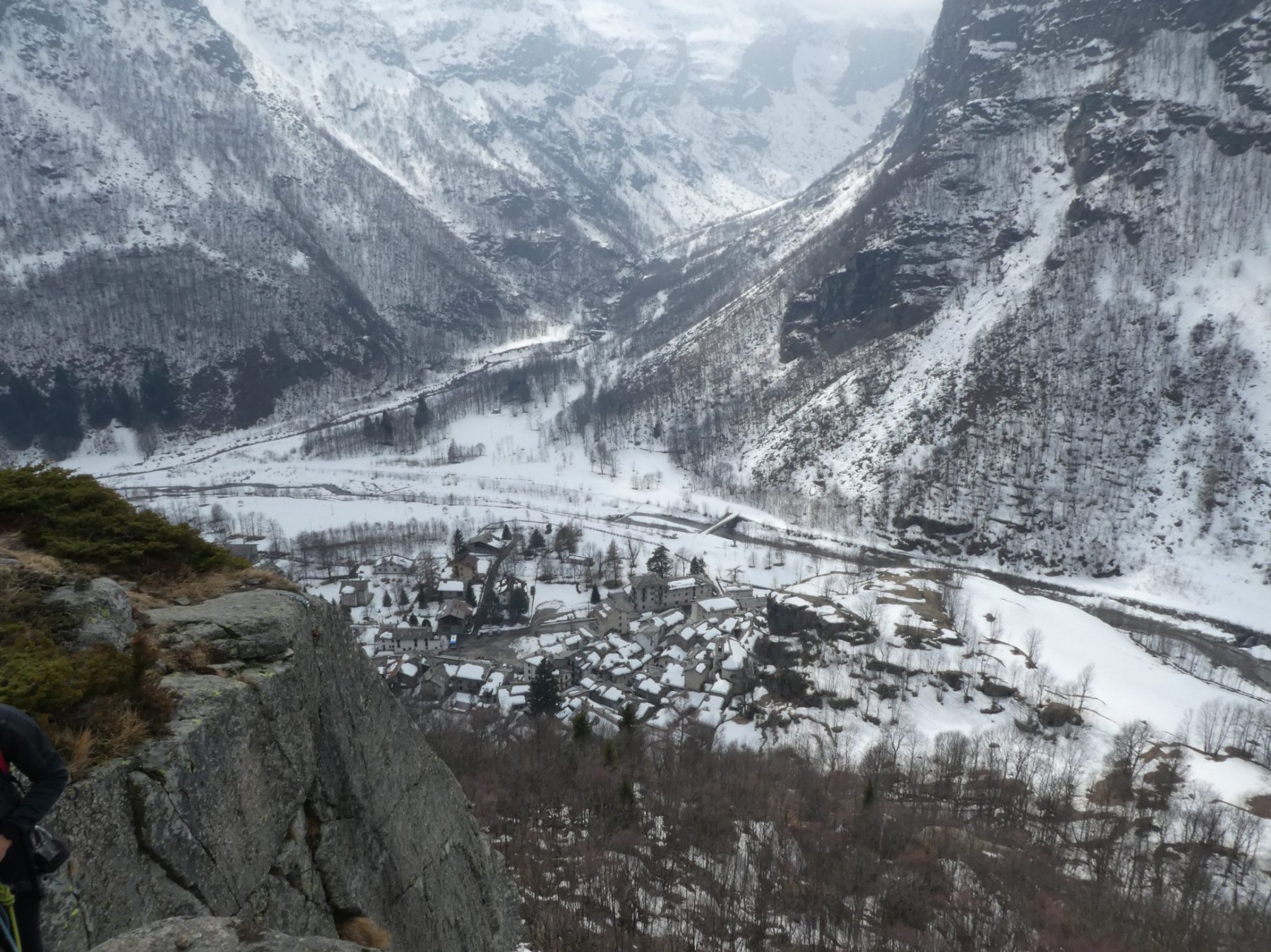 panorama su Forno Alpi Graie innevato