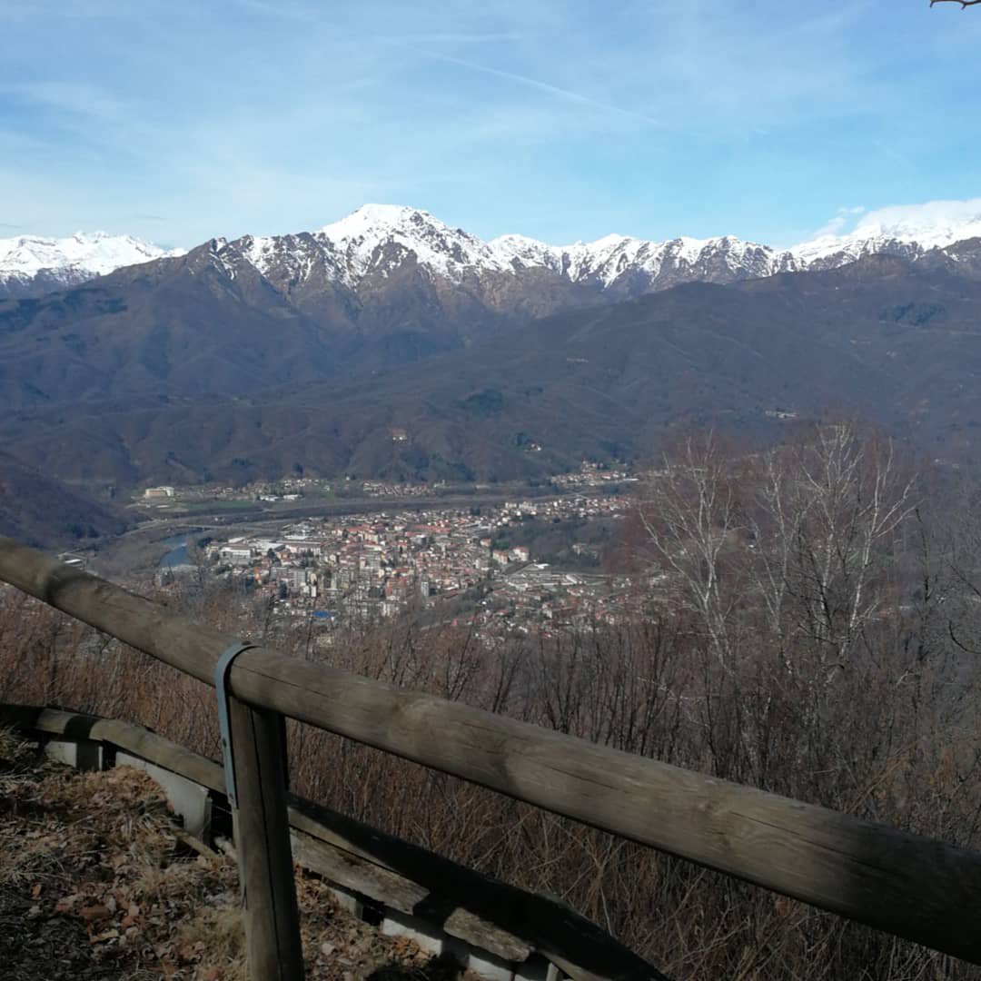 Panorama dalla vetta su Borgosesia, il gruppo del Monte Rosa e le Prealpi Biellesi.