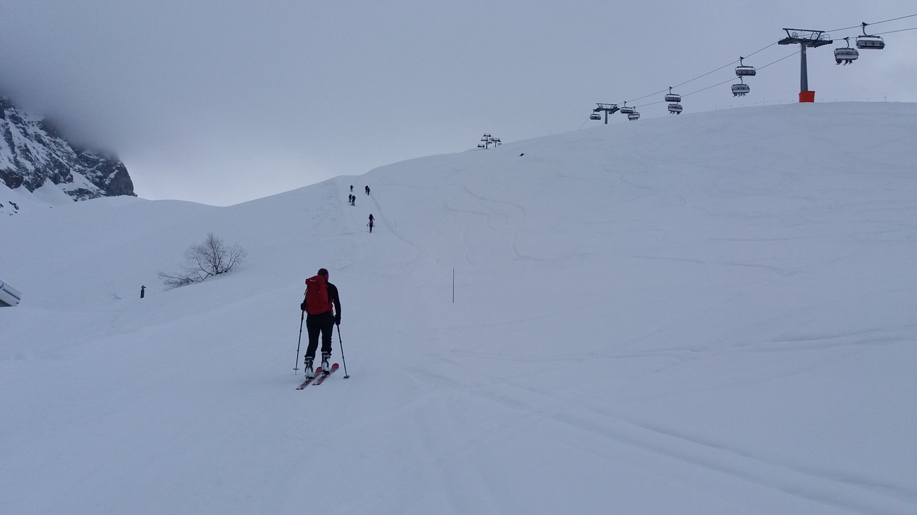 Salendo sulla pista riservata agli scialpinisti 