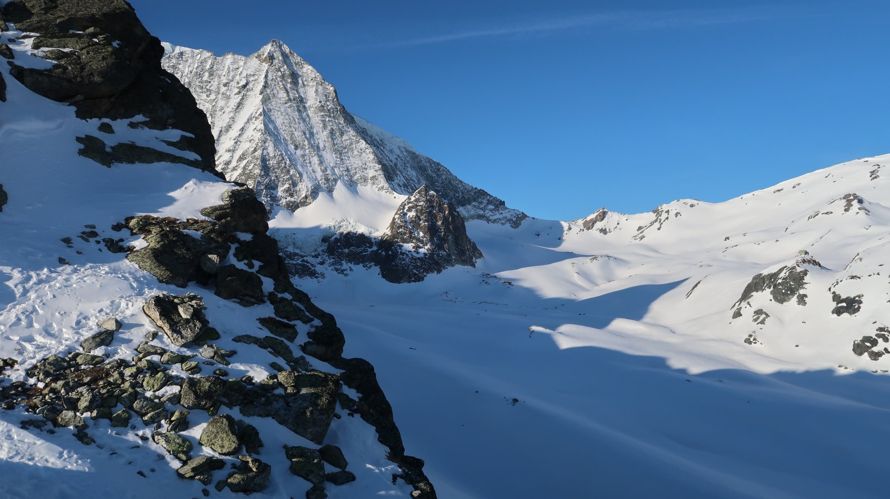 oltre il pas de Chèvres il Mont Blanc de Cheilon e a dx la cabane des Dix su un pulpito roccioso