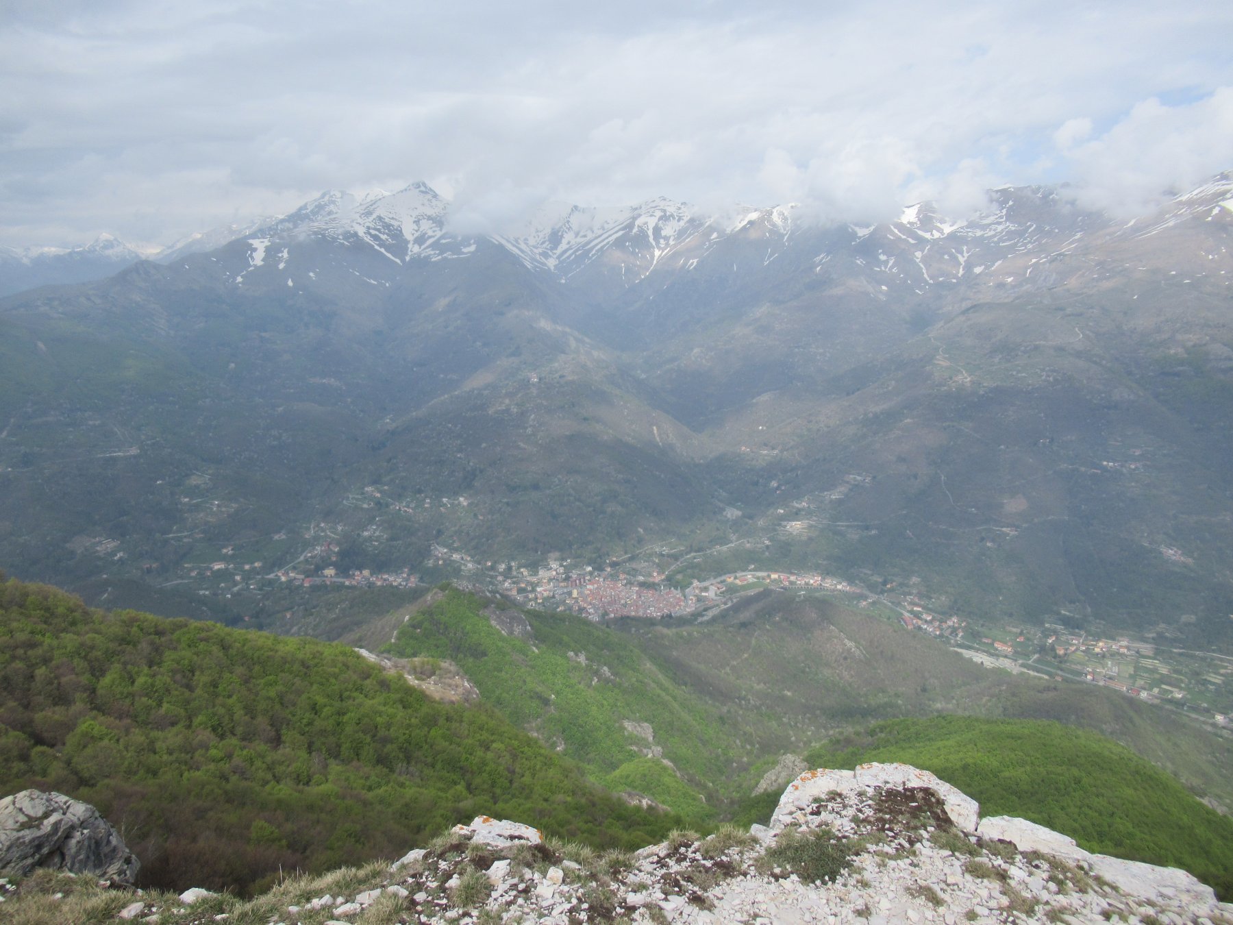 Uno sguardo verso il Pizzo d'Ormea dal Monte Armetta.