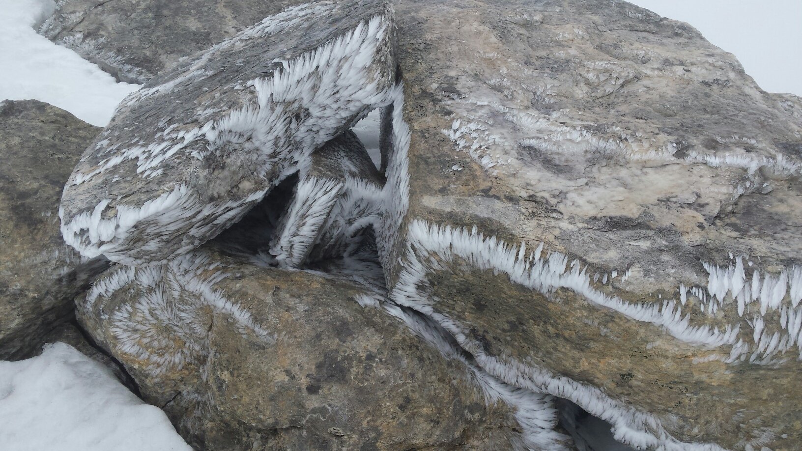 cristalli di ghiaccio su rocce e sulla neve prima della cima