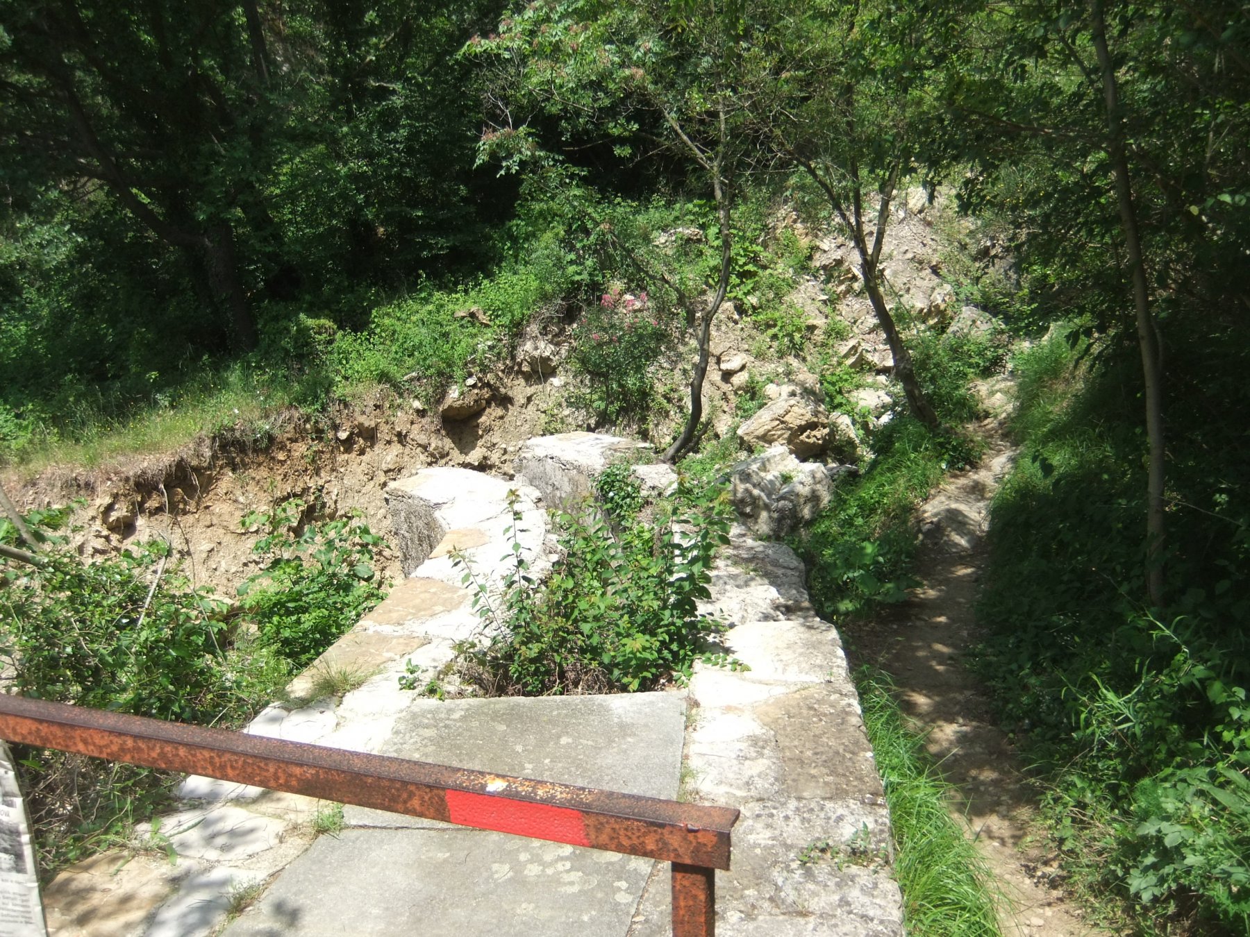 Ponticello crollato sul Rio Costa Fredda