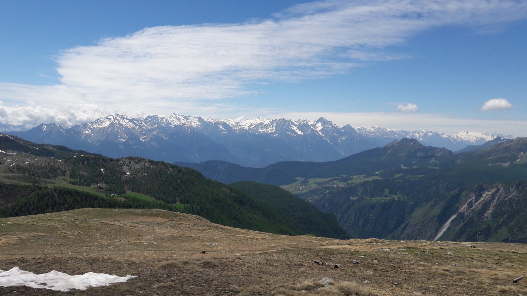 Panorama verso la valle centrale: si vedono Gran Paradiso,  Emilius e Rutor