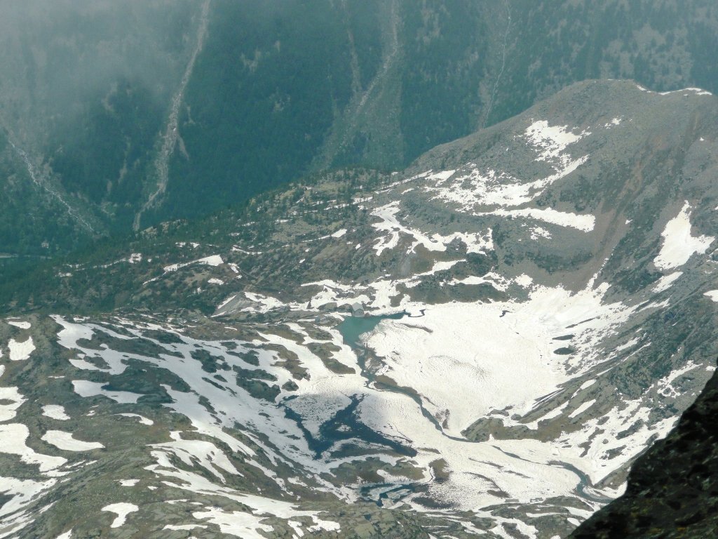 Rifugio Jervis (valle Orco) dalla cima.