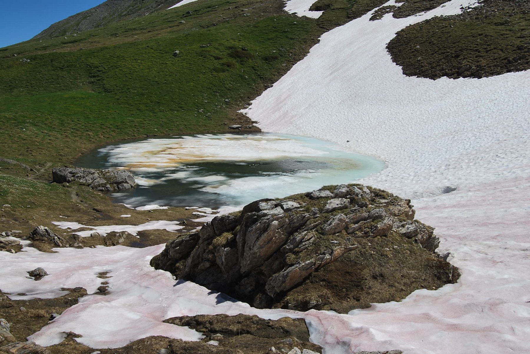 Lac des Vesses ancora in fase di disgelo