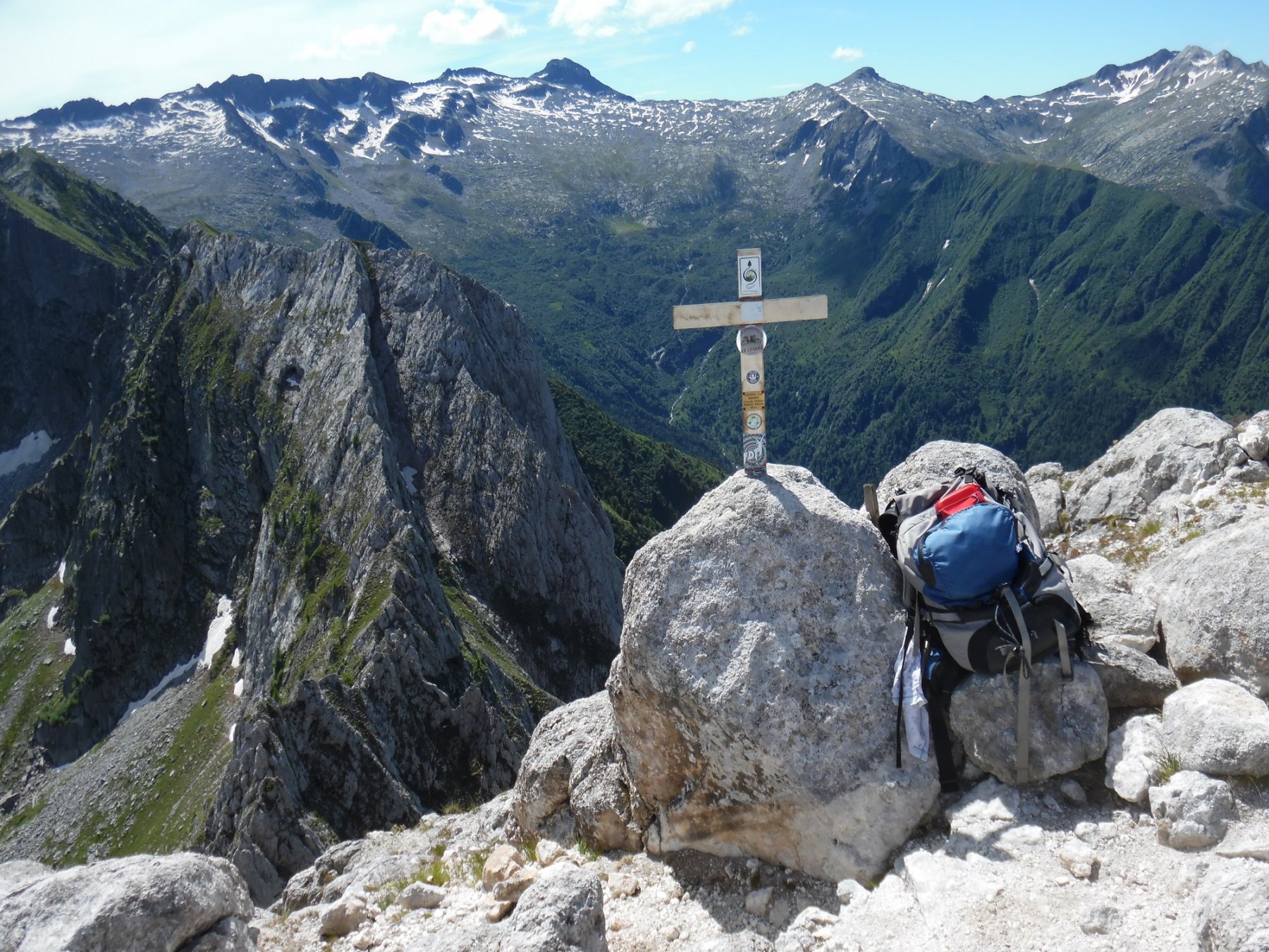 Piccola croce di vetta al Pizzo Badile Camuno 2435 m