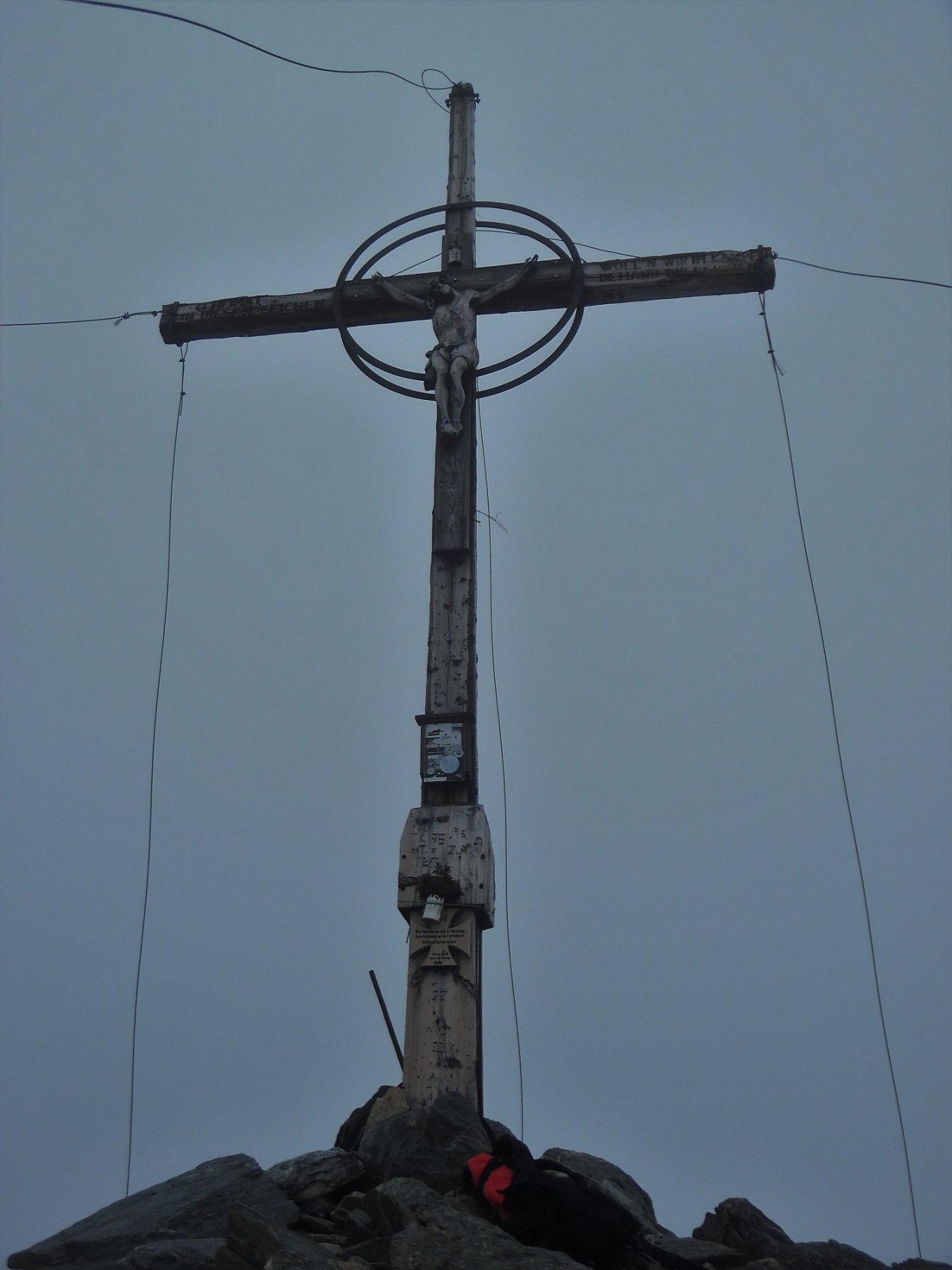 Orecchia di Lepre (Hasenoehr) 3257 m. Croce col Cristo.