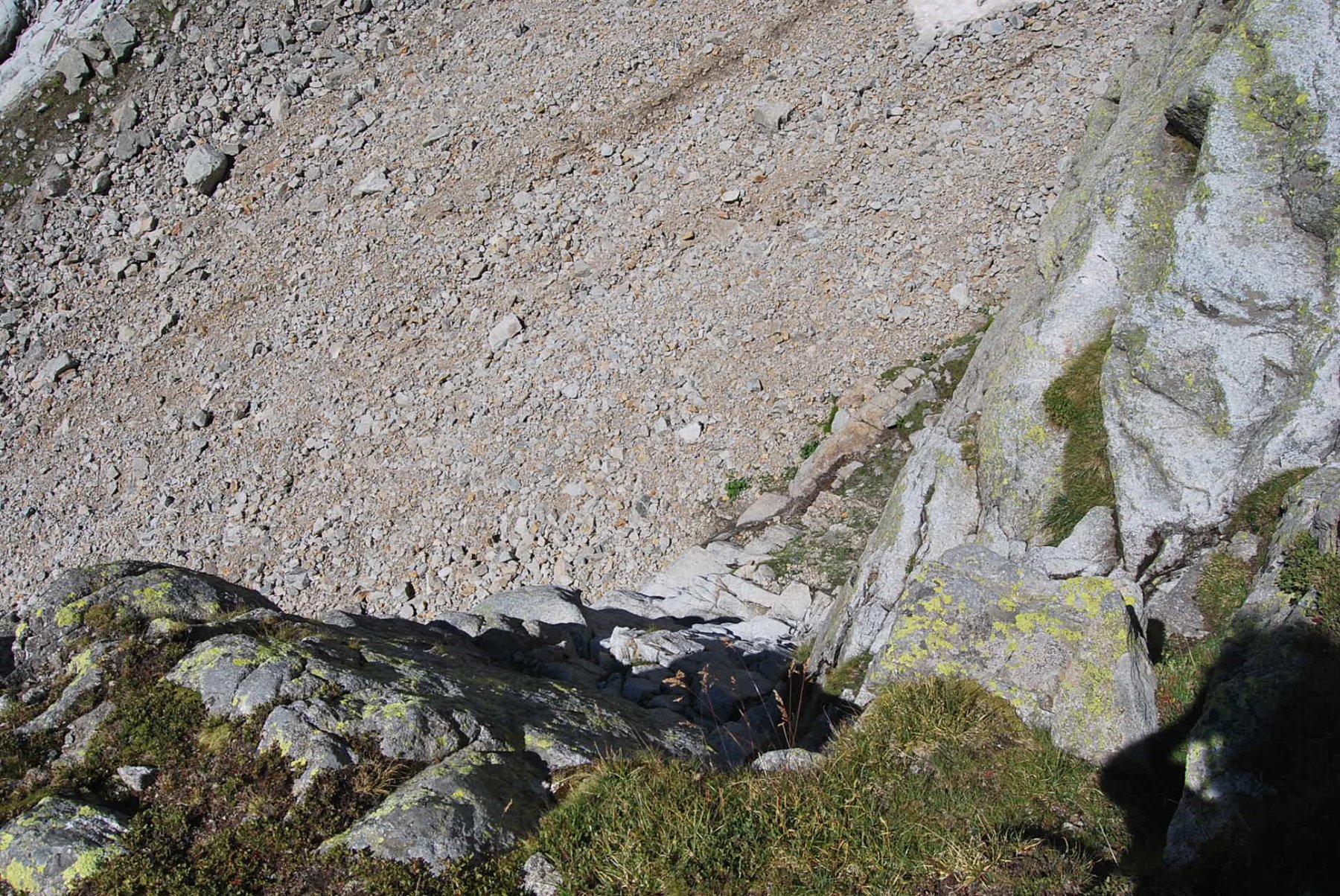 Il ripido scivolo roccioso, dove improvvisamente si interrompe un altro sentiero seguito in discesa