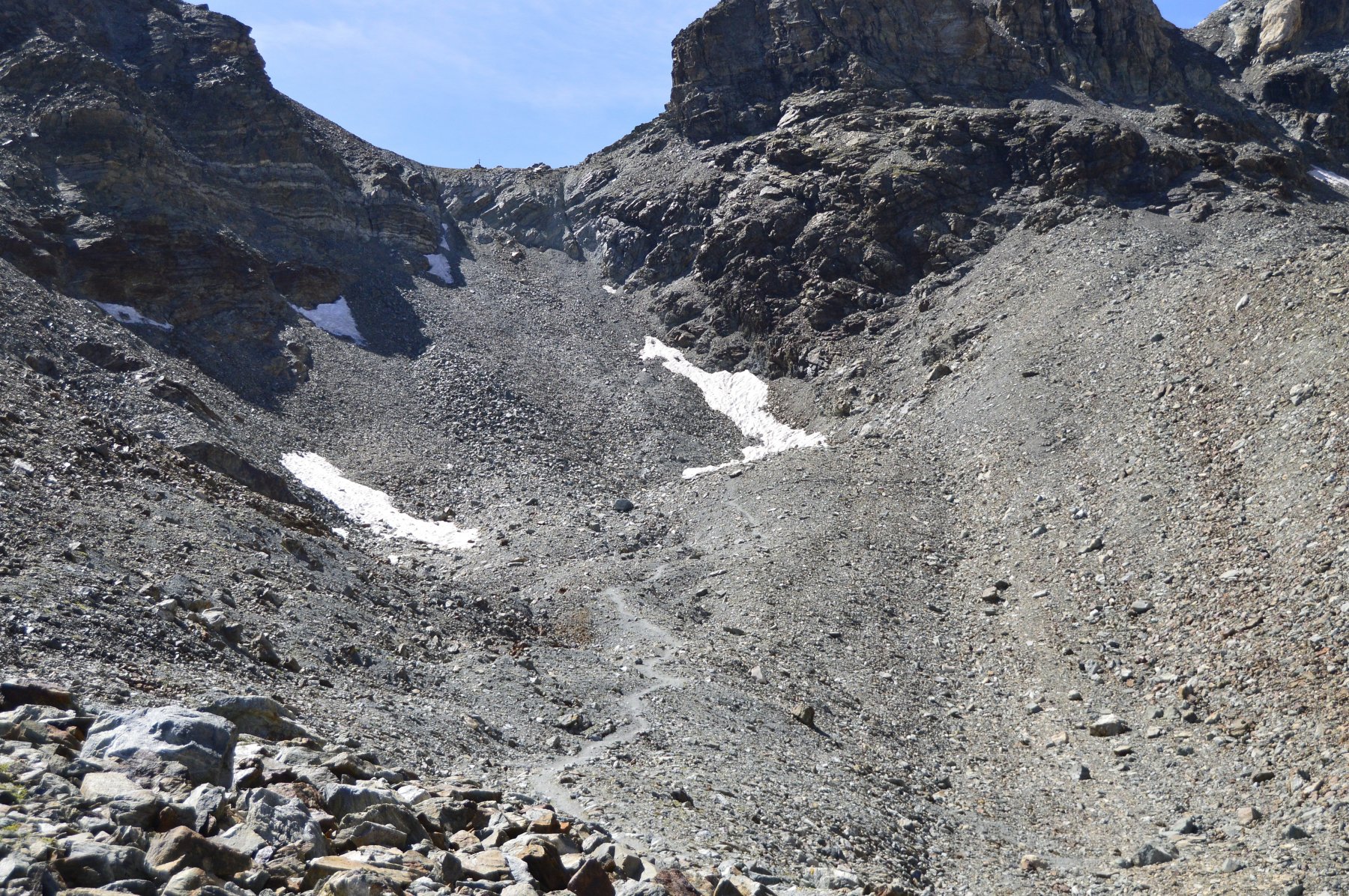 Il colle di Valcournera, il tratto attrezzato è a destra fra le rocce scure