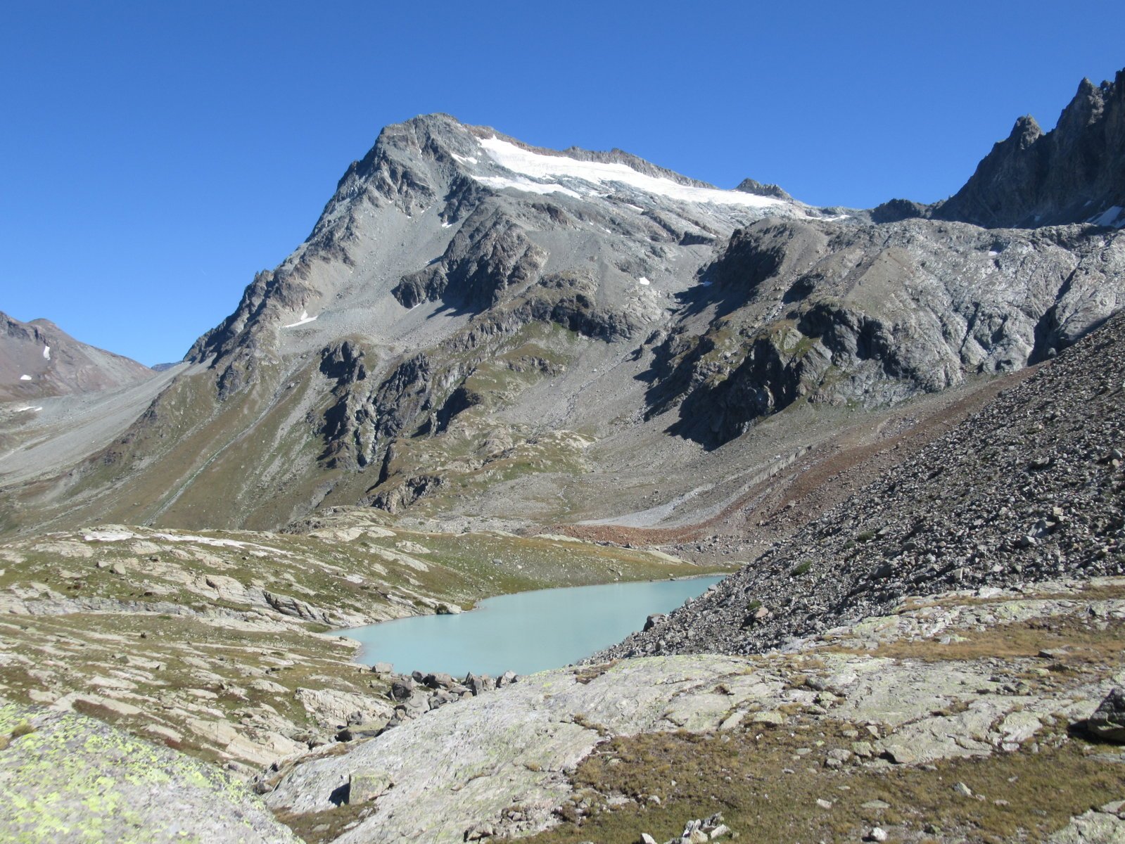 Mont Gelé e lac de la Baseja dal retro del bivacco