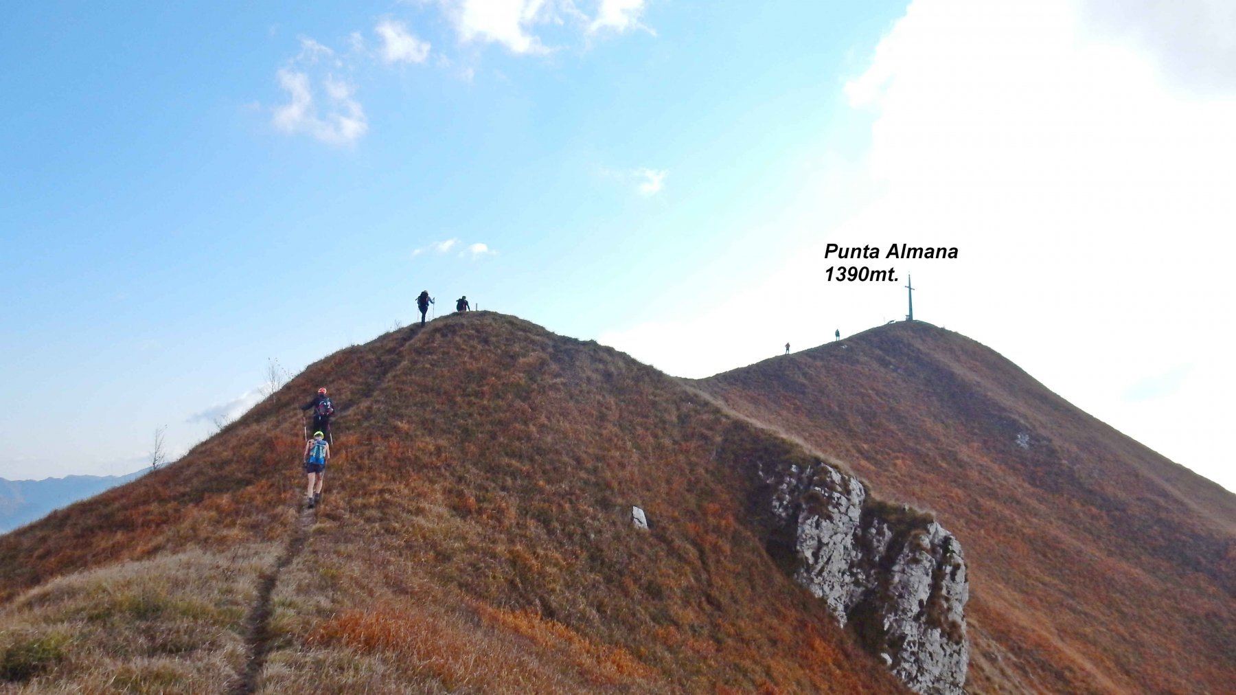 Sulla panoramica cresta che porta verso Punta Almana.