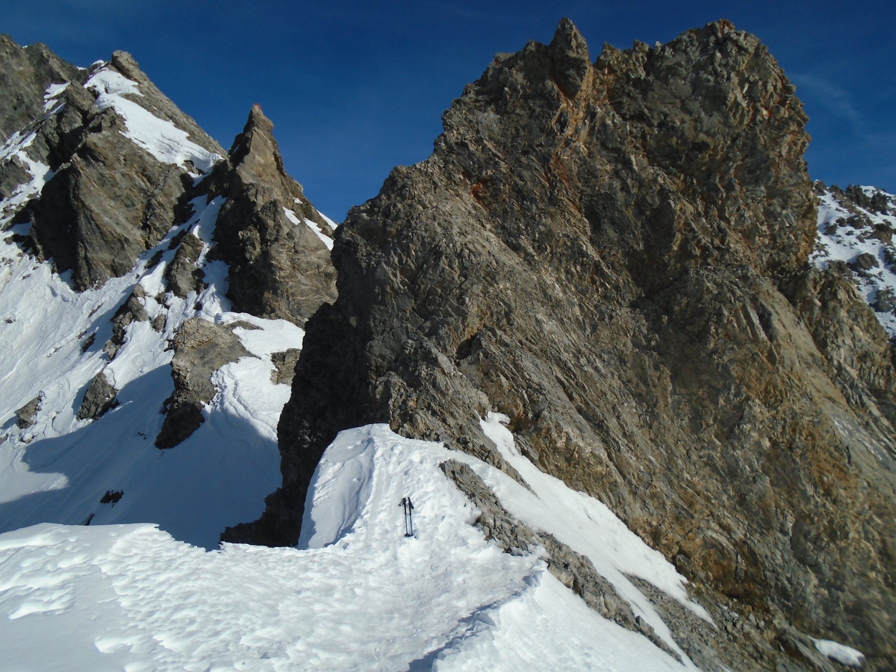 Sul Colletto: dente centrale e l'inizio della cresta verso Monte Freid 